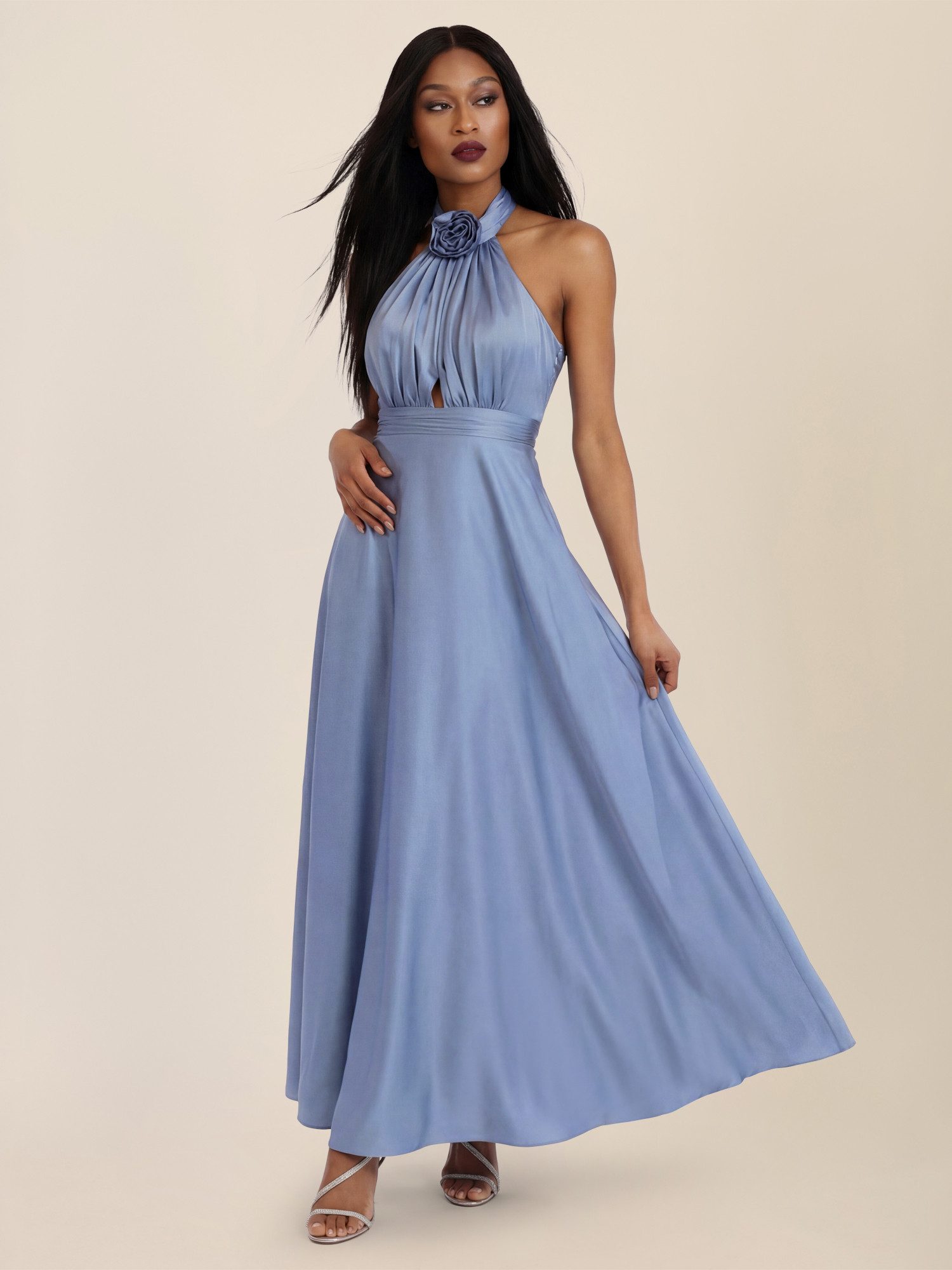 Apart Abendkleid aus Satin mit amerikanischem Ausschnitt