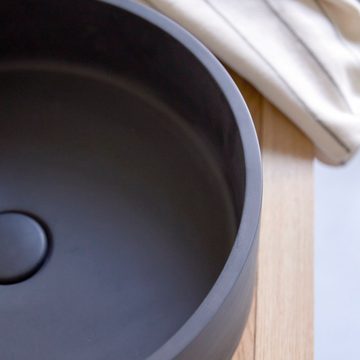 Tikamoon Waschbecken Gina Runder Waschtisch aus schwarzem Terrazzo