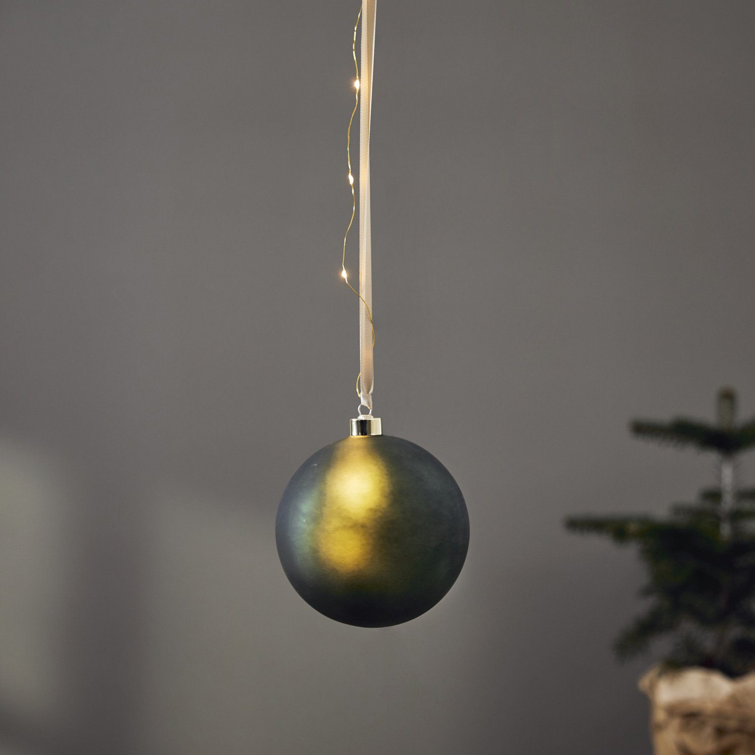 MARELIDA Weihnachtsbaumkugel LED Weihnachtskugel beleuchtete Christbaumkugel Glas Timer grün 15cm (1 St)