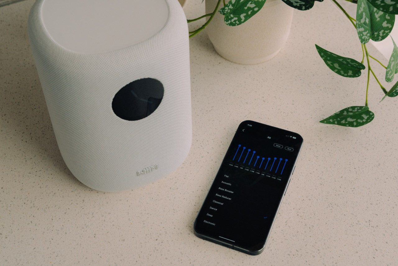 WiiM SOUND Multiroom-Lautsprecher (Wi-Fi 6E (802.11 b/g/n/ax, Tri-Band: 2,4/5/6 GHz), Bluetooth 5.3 (Empfänger & Sender, unterstützt SBC, AAC, LC3), 100 W, Smart Speaker mit 1,8″ Touch-Display)