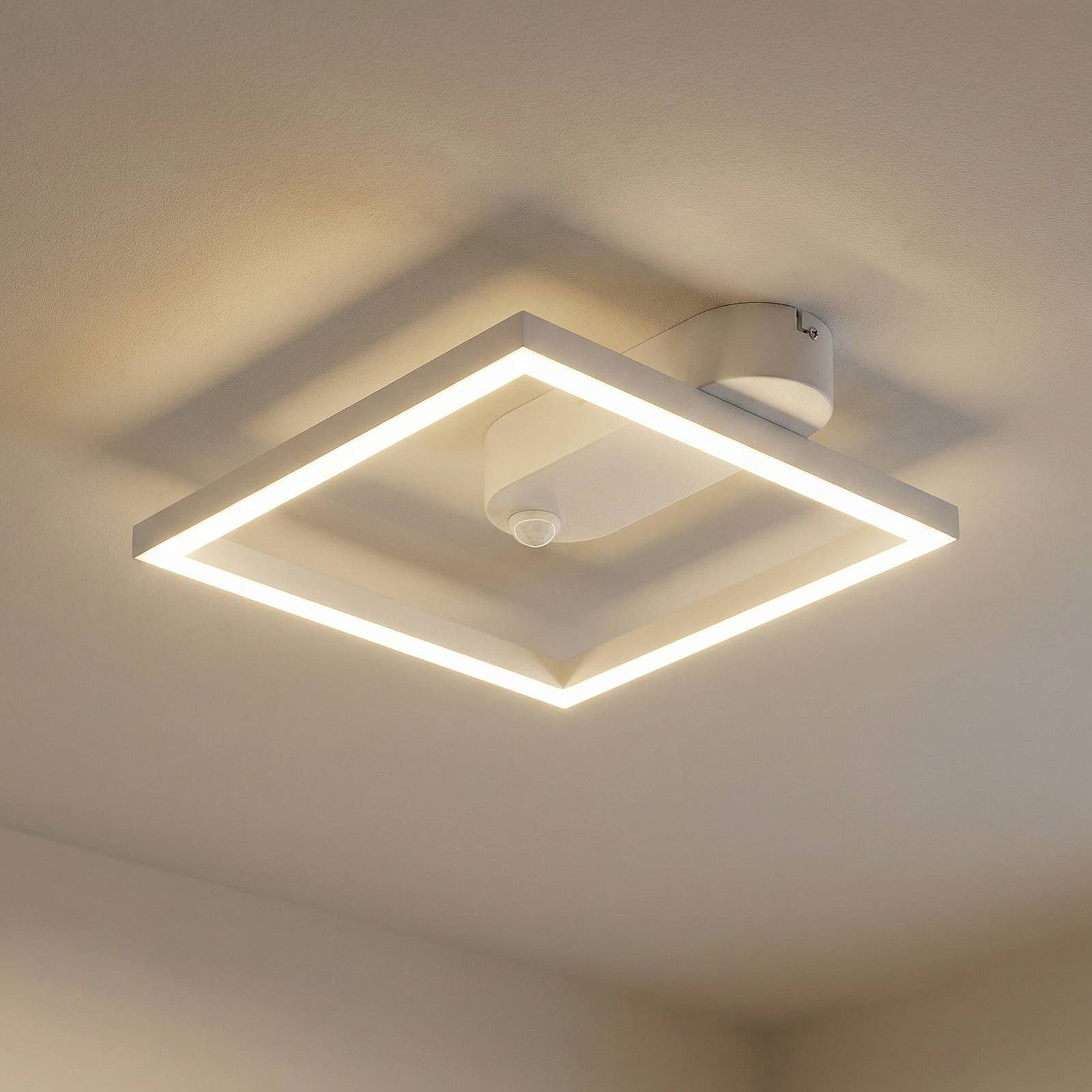 Lindby Deckenleuchten Yulla, LED, Metall, Weiß warmweiß IP20mit Bewegungsme günstig online kaufen