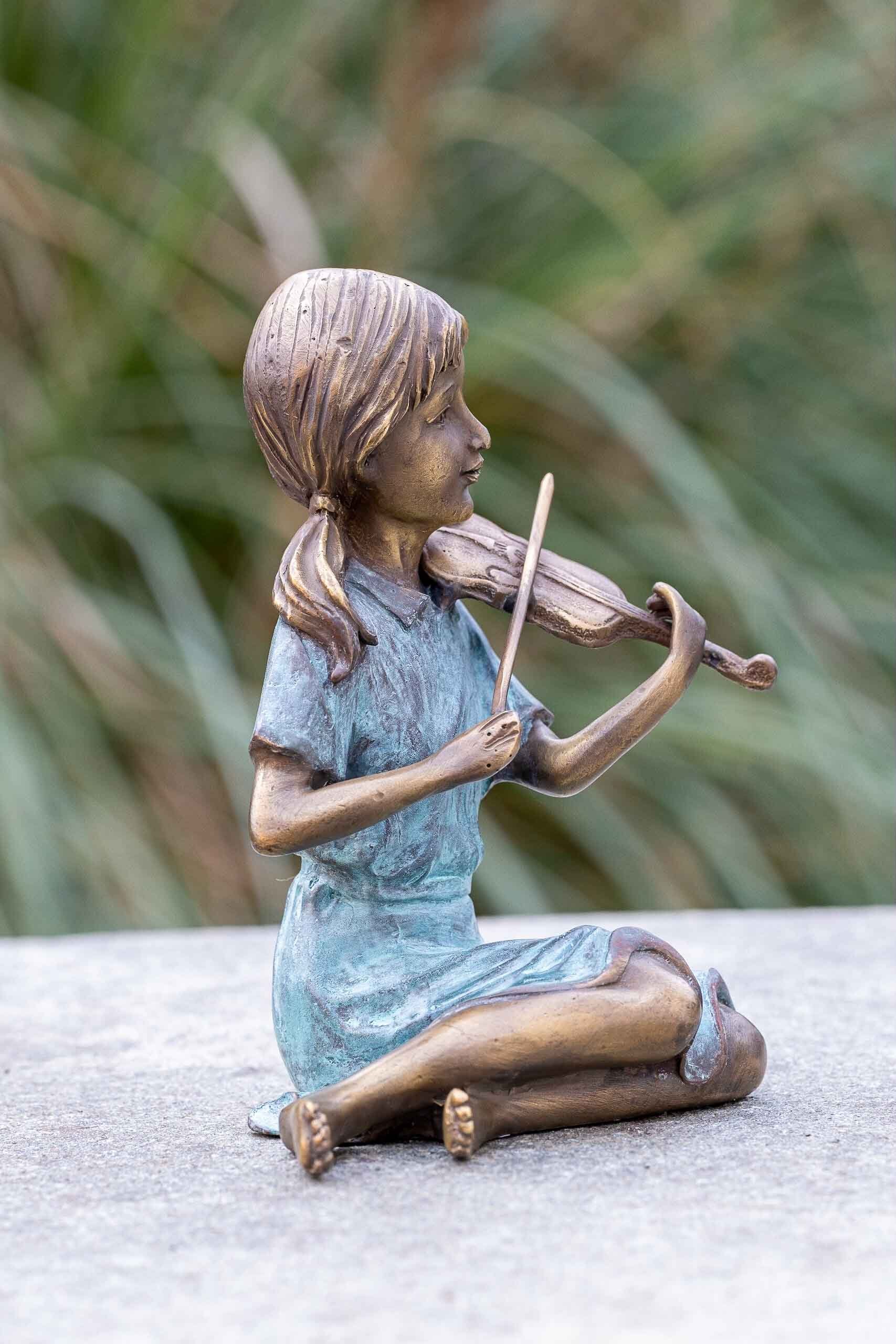 witterungsbeständig Bronze-Skulptur Mädchen patiniert. gegossen werden in Langlebig gegen Regen robust Dekofigur in Violine, Hand Wachsausschmelzverfahren einer von – – Bronze Bronze und sehr – mit Modelle und IDYL UV-Strahlung. IDYL Die Frost,