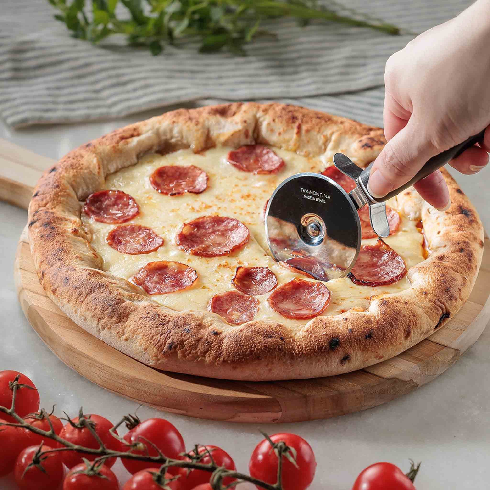Tramontina Pizzaschneidebrett KITCHEN Servierbrett Ø 28 cm, Teakholz, FSC zertifiziert, Teakholz, (1-St), Schneidebrett, FSC-zertifiziert, mit Griff