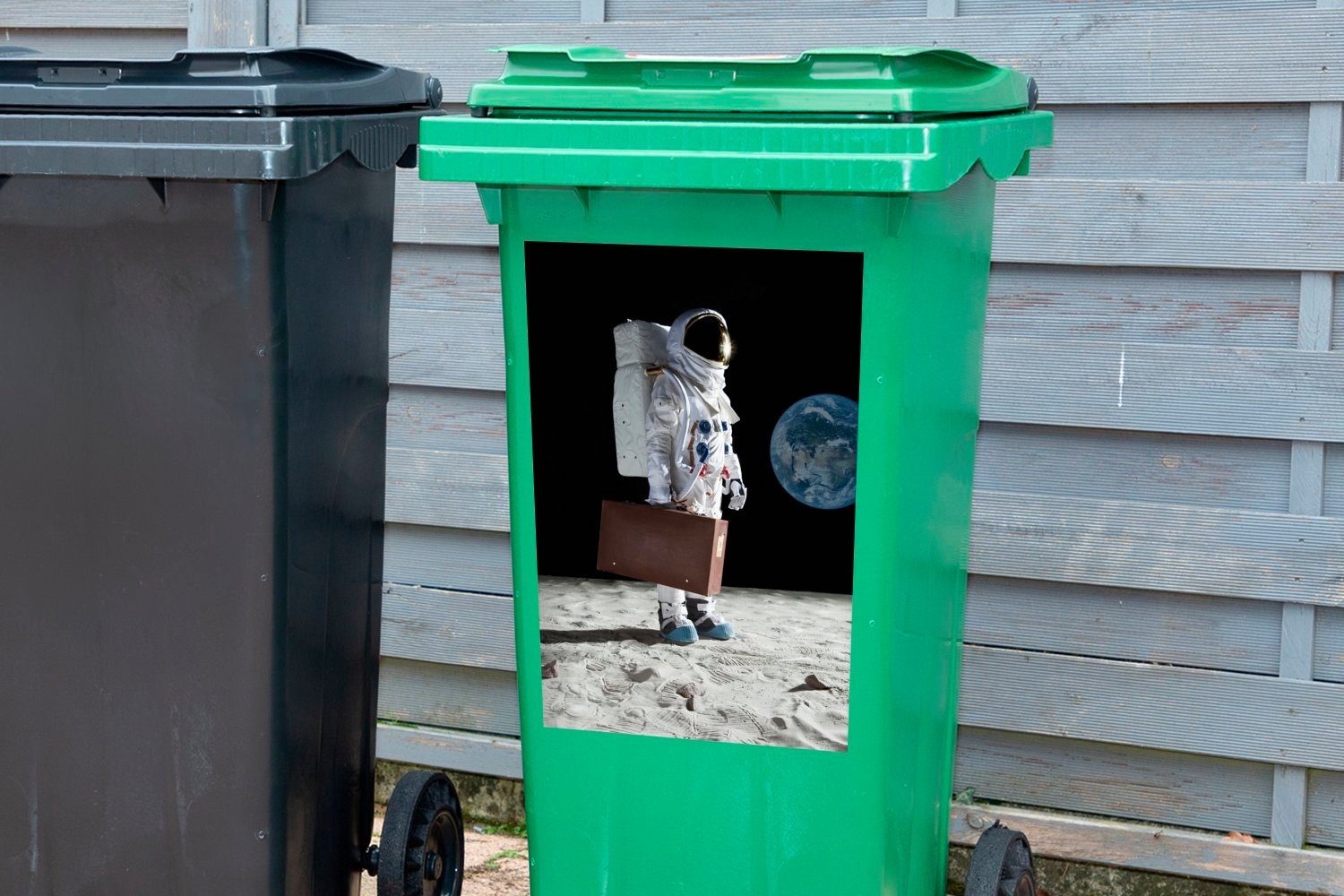- - (1 Mülleimer-aufkleber, MuchoWow Sticker, Container, Astronaut St), Mülltonne, Wandsticker Mond Koffer Abfalbehälter