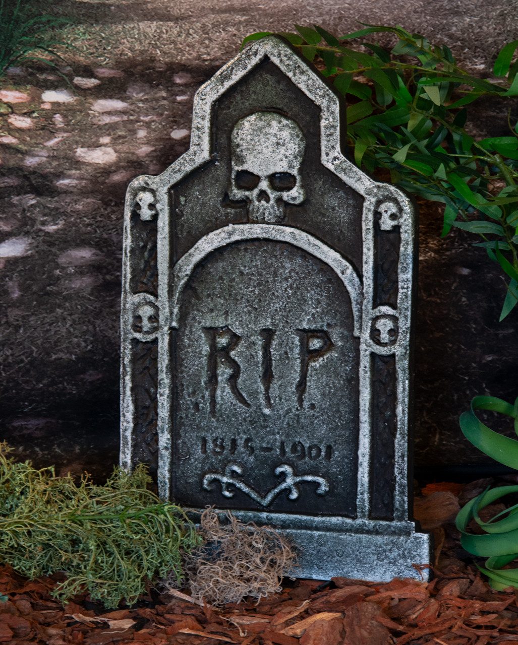 Horror-Shop Dekoobjekt Verwitterter Halloween Grabstein 1816-1901 mit Tot – Bild 2 von 4