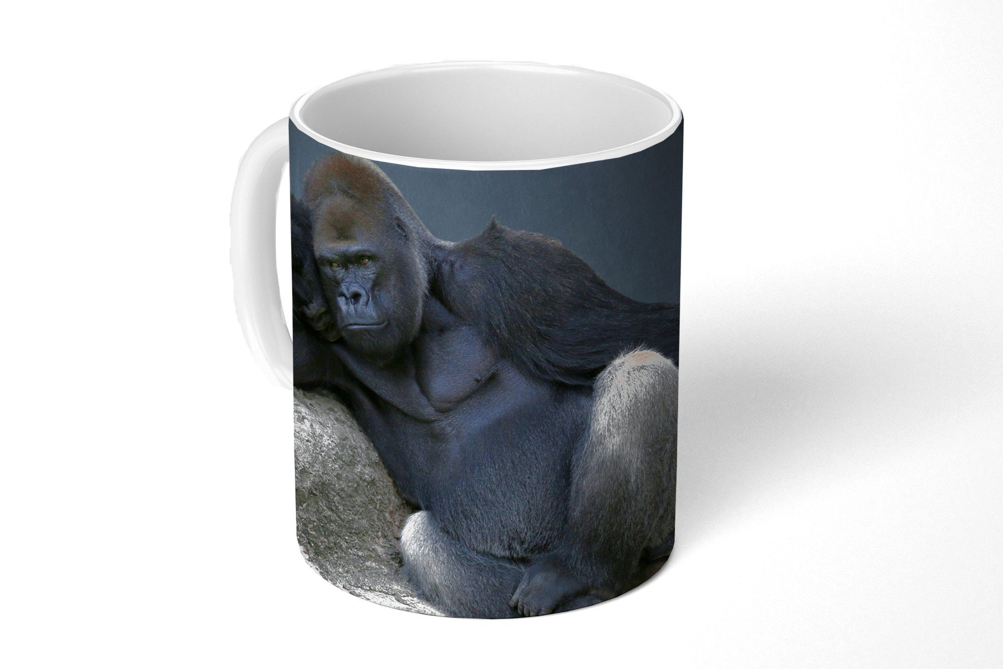 Kaffeetassen, Gorilla entspannt Keramik, MuchoWow Felsen, Tasse einem auf Teetasse, Geschenk Becher, Teetasse,