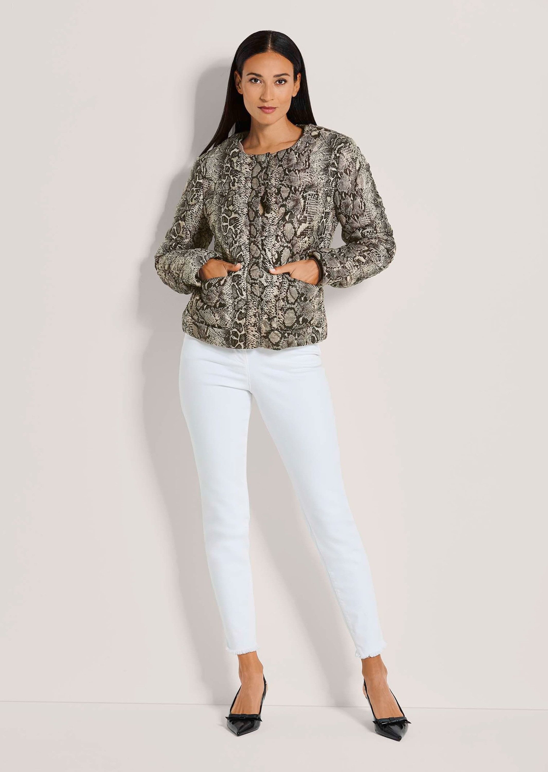 MADELEINE Steppjacke Sommerliche Kurzjacke mit Unikat-Print Rundhalsausschnitt und Druckerleiste, dezentes Uni-Design