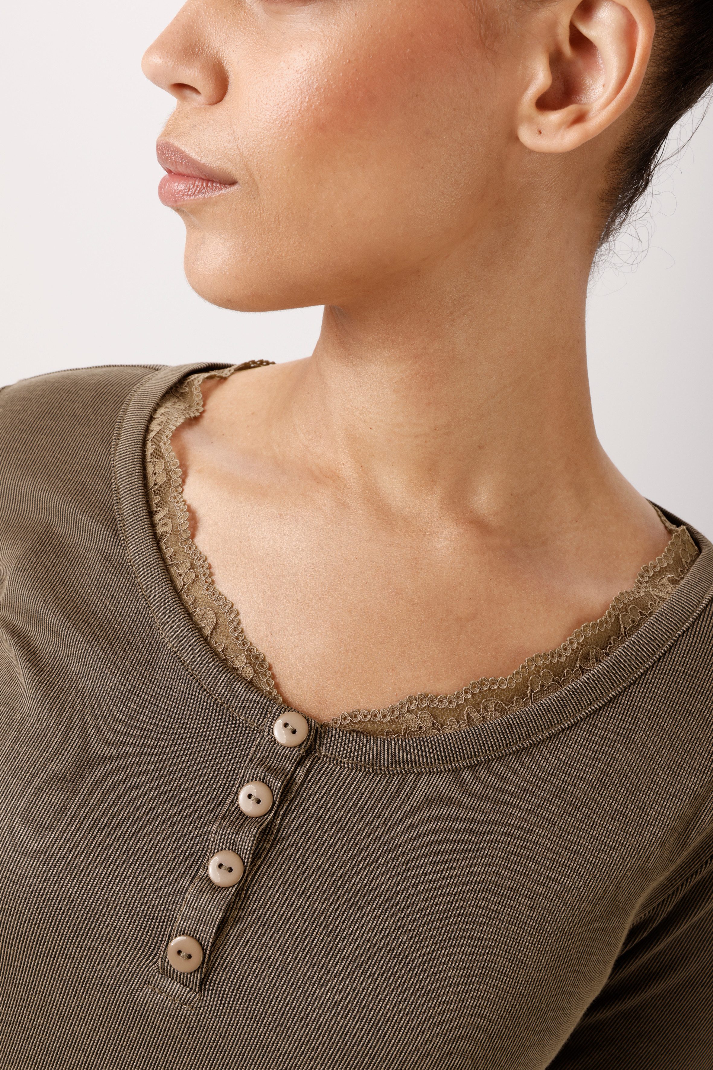 Aniston CASUAL Langarmshirt mit gewellter Spitze am Rundhals-Ausschnitt - NEUE KOLLEKTION – Bild 3 von 5