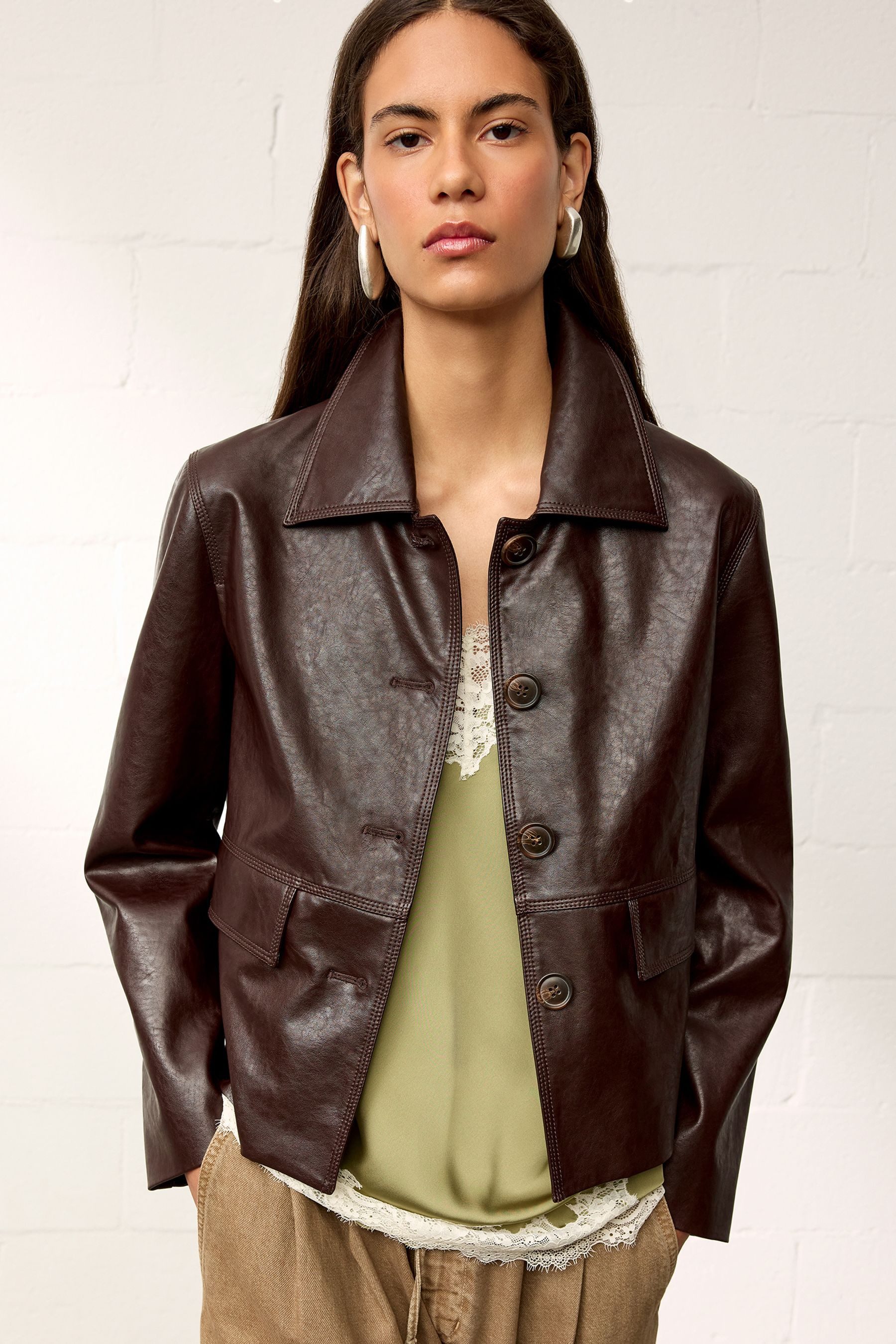 Bhoem Lederjacke Geknöpfte Kunstleder-Jacke mit Kragen (1-St) – Bild 3 von 5