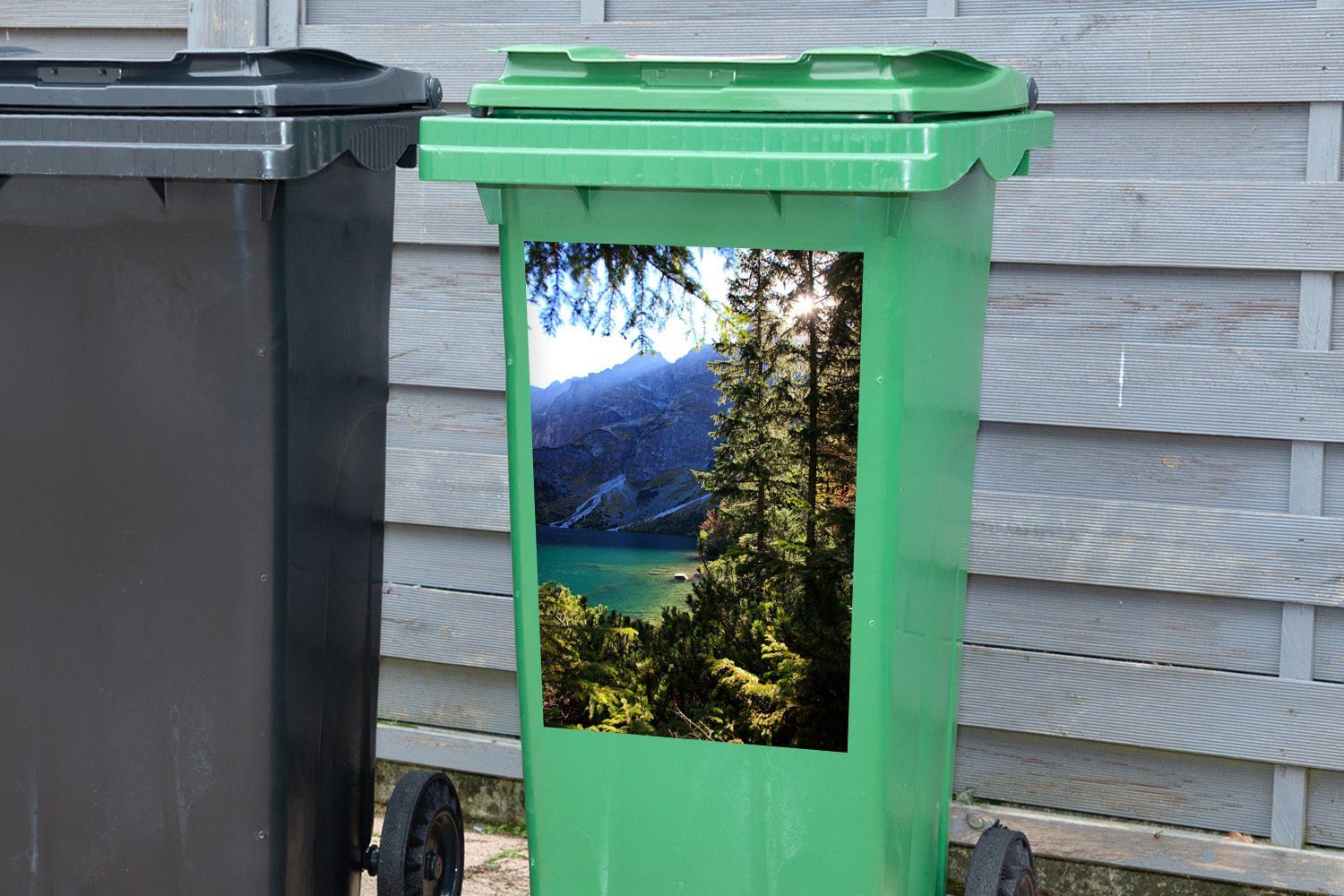 in Tatra-Nationalpark ein Sticker, Abfalbehälter MuchoWow Mülltonne, im und Container, St), (1 Mülleimer-aufkleber, See Die türkisfarbener Berglandschaft Wandsticker