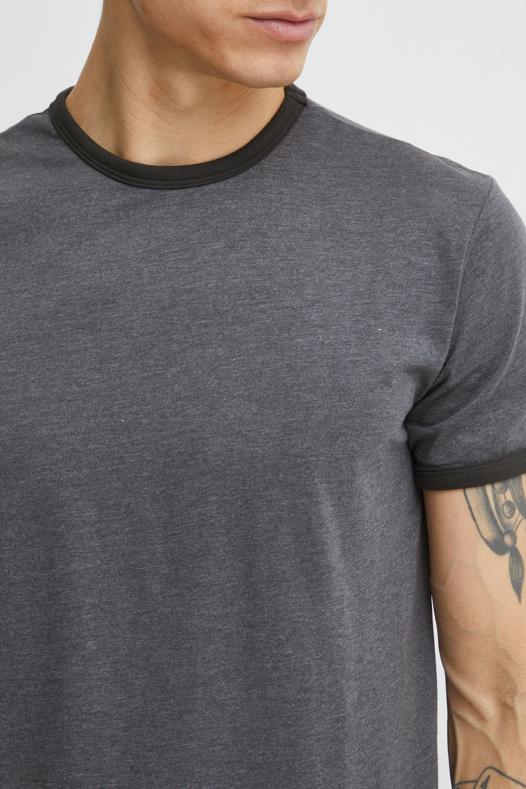 !Solid Rundhalsshirt SDManoldo T-Shirt mit farblich abgesetztem Kragen und günstig online kaufen