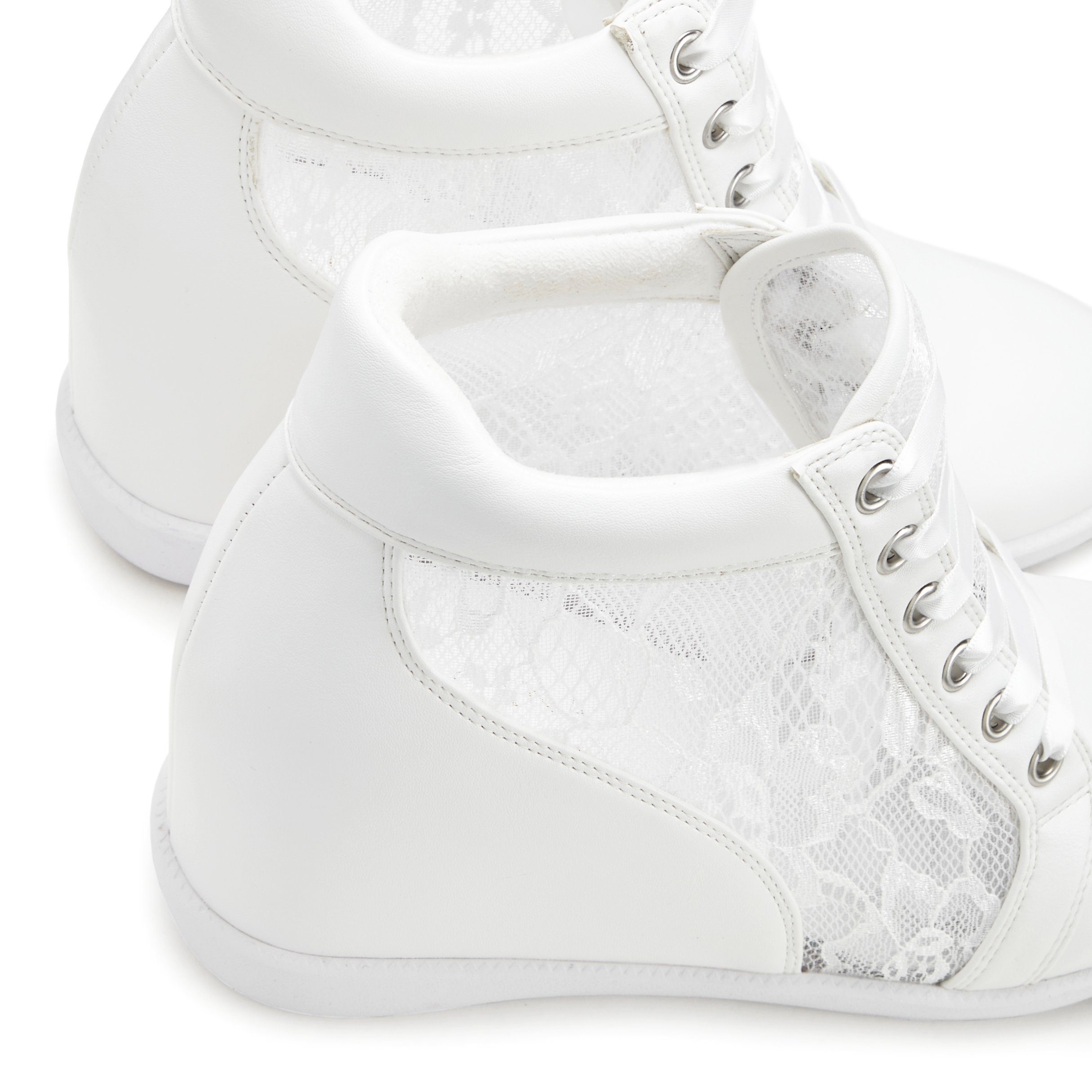 LASCANA Freizeitschuh, Halbschuh, Keilstiefelette, Stiefelette, Sneaker mit innenliegendem Keilabsatz und eleganten Spitzendetails