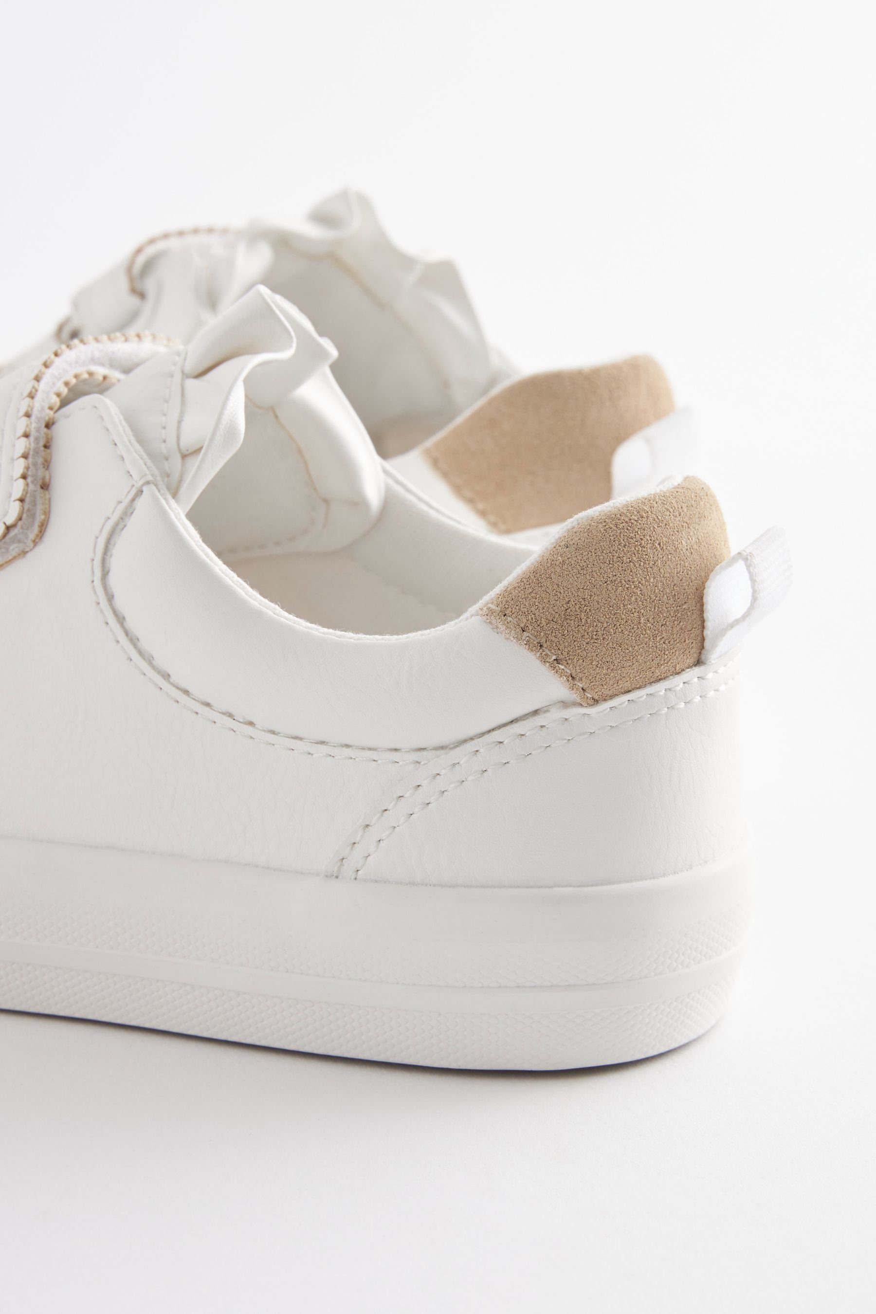Scallop Klettverschluss Detail Sneaker White Next (1-tlg) mit Sneaker