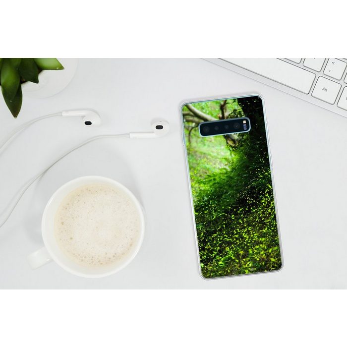 MuchoWow Handyhülle Glühwürmchen in einer grünen Landschaft während der Tageslichtstunden Phone Case Handyhülle Samsung Galaxy S10+ Silikon Schutzhülle FN11523