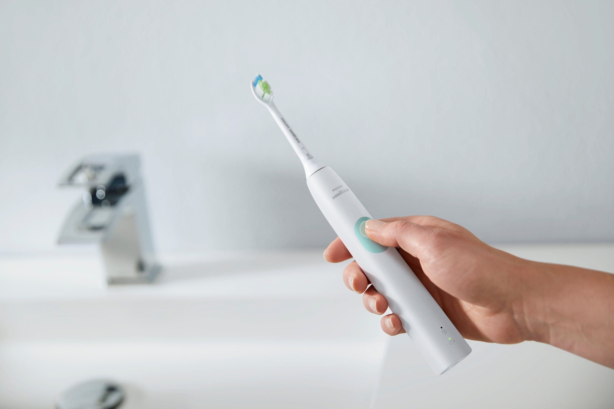 Philips Sonicare Elektrische Zahnbürste ProtectiveClean Funktion, Aufsteckbürsten: Ladestation, 1 St., BrushSync Schalltechnologie 4300 und mit HX6807/28, Reiseetui