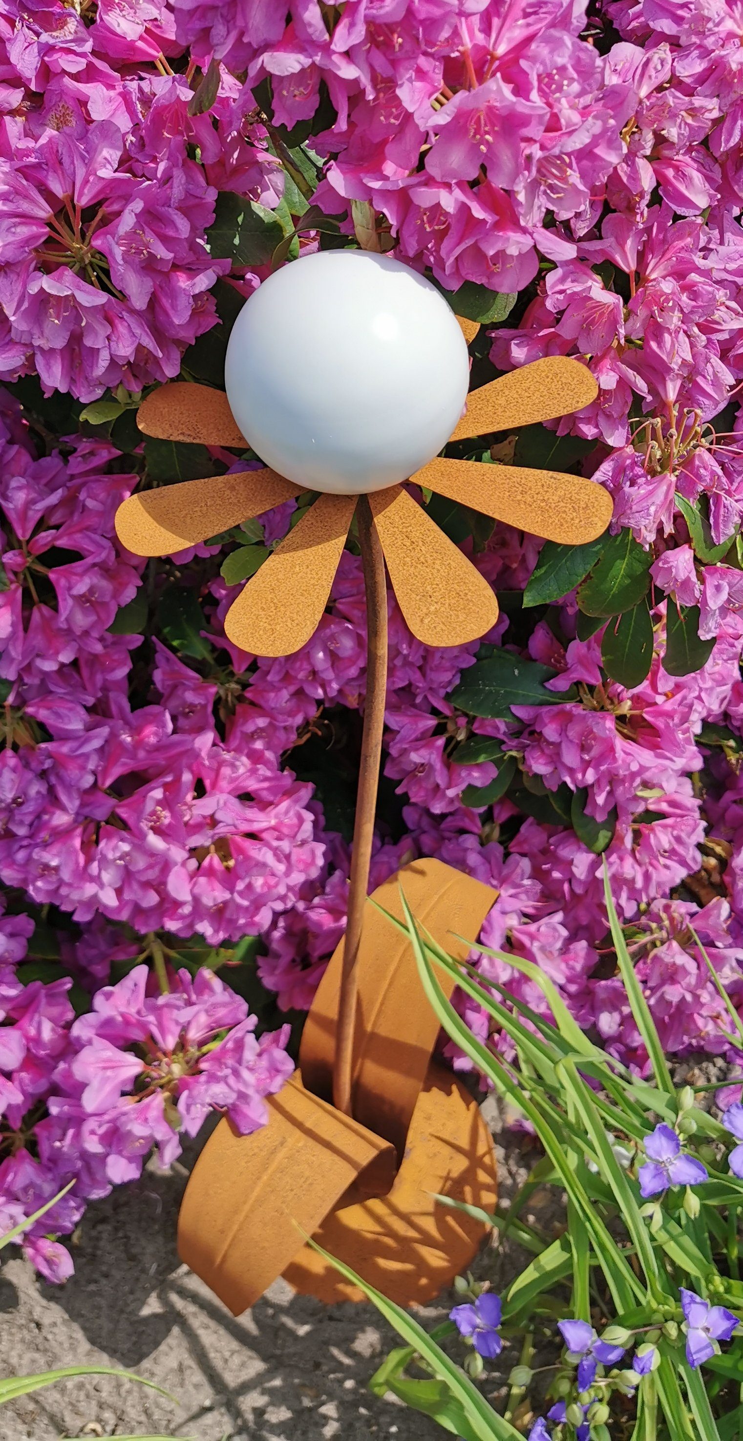 Jürgen Bocker Garten-Ambiente Gartenstecker Skulptur Blume Brüssel Corten 77 cm mit Kugel und Standfuß weiß