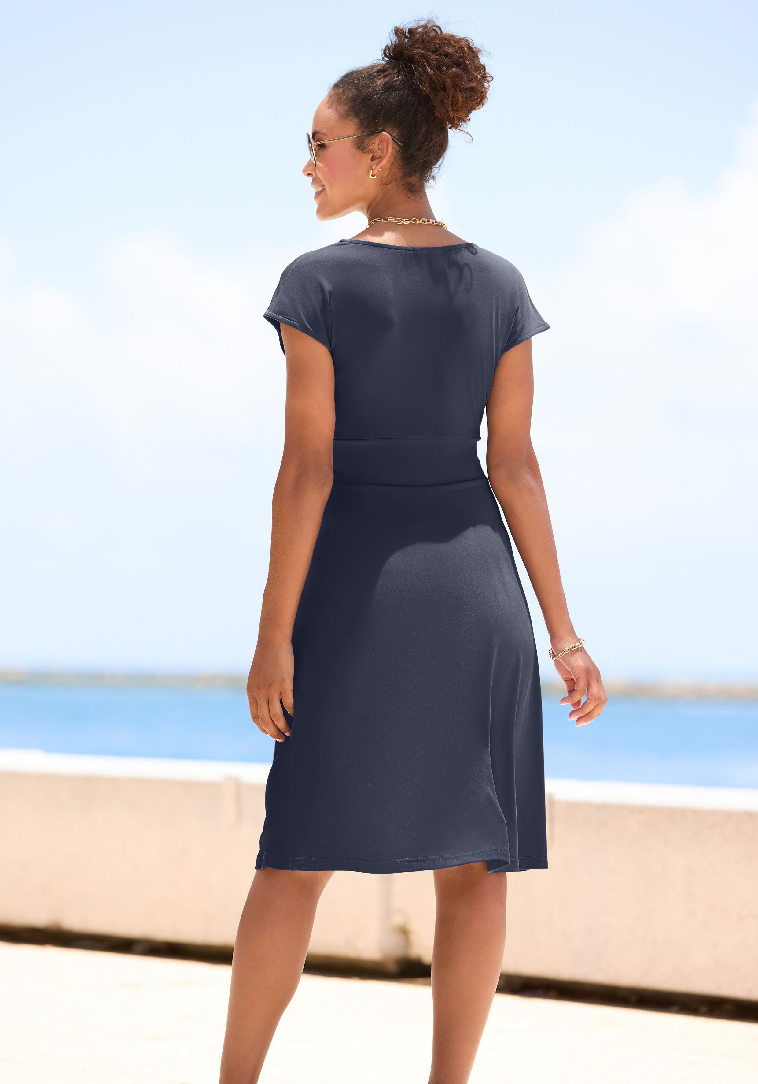 LASCANA Jerseykleid aus bügelfreier Ware elegantes Sommerkleid aus Jersey, Strandkleid, taillenbetontes Kleid – Bild 3 von 5