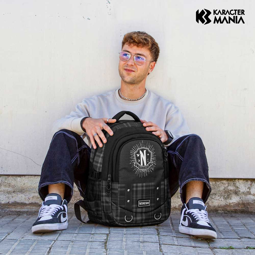 Karactermania Freizeitrucksack Wednesday großer Rucksack Tagesrucksack Alltagsrucksack Schulrucksack, USB-Anschluss für elektronische Geräte