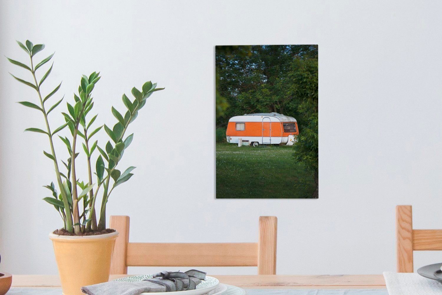 OneMillionCanvasses® Leinwandbild bespannt der St), cm Wohnwagen fertig 20x30 Leinwandbild inkl. geparkt, auf Gemälde, (1 Wiese Zackenaufhänger