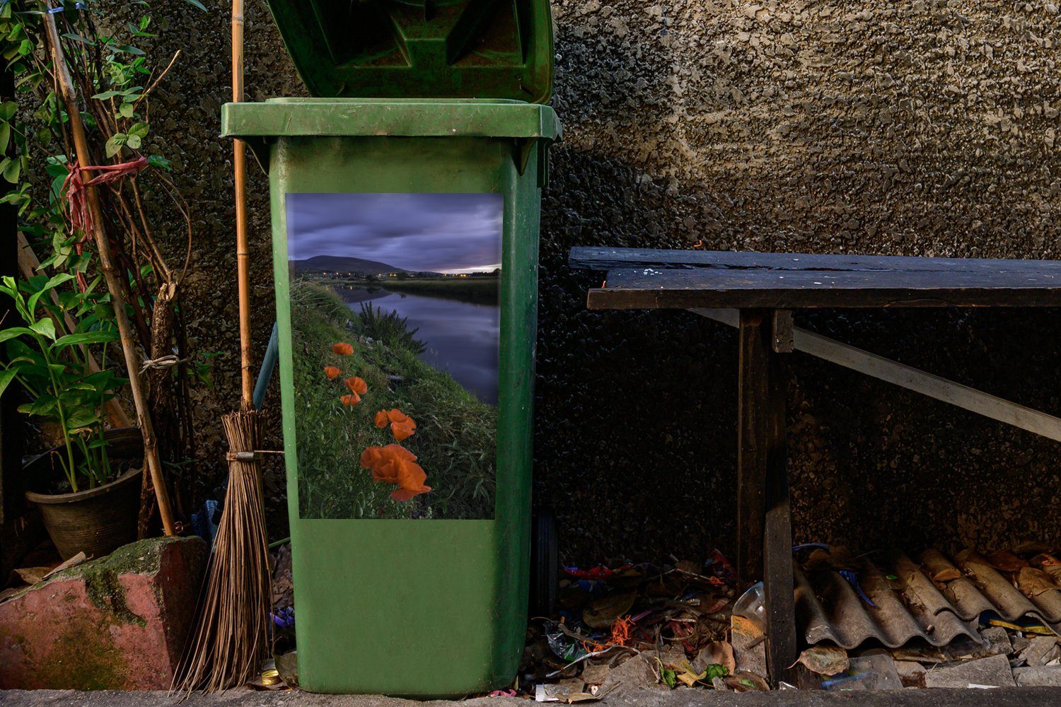 Container, Sticker, St), Abfalbehälter Mülleimer-aufkleber, (1 Rote Wasser Wandsticker am Mülltonne, Mohnblumen MuchoWow