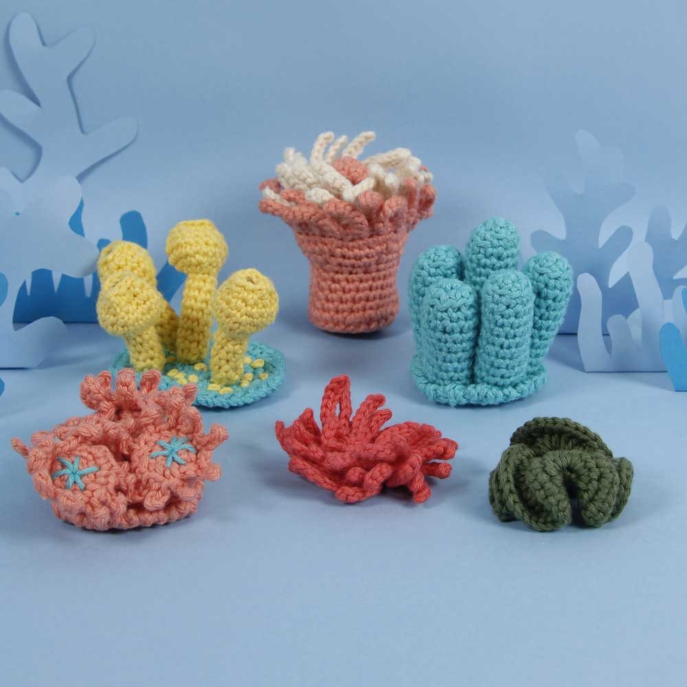 DMC Kreativset DMC Amigurumi Häkelkit "Korallen", 7,2x8,5cm, (embroidery kit by Marussia)