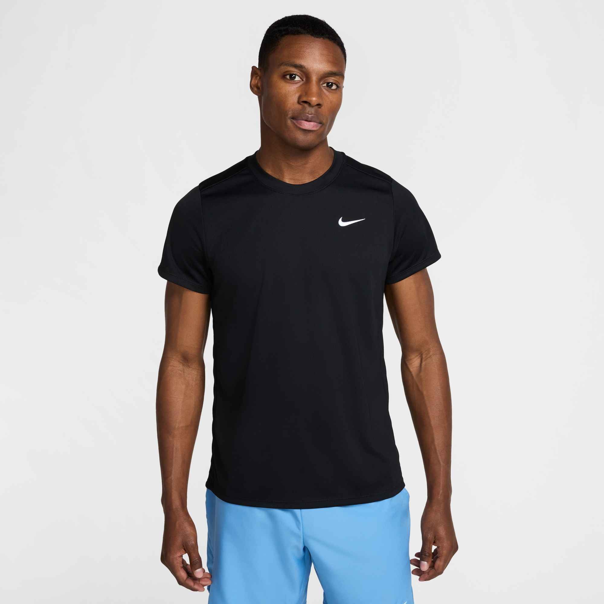 Nike T-Shirt NikeCourt Victory Men's Dri-FIT Tennis Top gerader Schnitt, hüftbedeckende Länge, Rundhalsausschnitt
