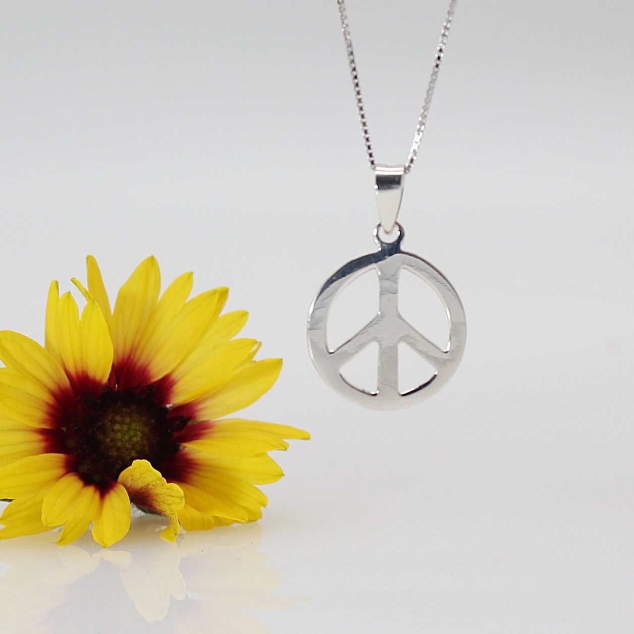ELLAWIL Silberkette Halskette mit Peace Anhänger Friedenszeichen Friedenssymbol CND-Symbol (Kettenlänge 50 cm, Sterling Silber 925), inklusive Geschenkschachtel