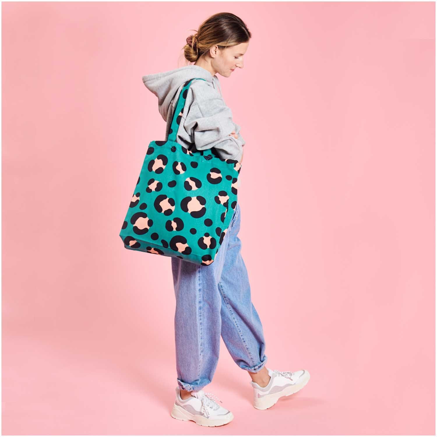 Crystal and Sage Jewelry Shopper Leo Tasche Shopper mit Leo-Alloverprint, petrol und karamell, lange Henkel