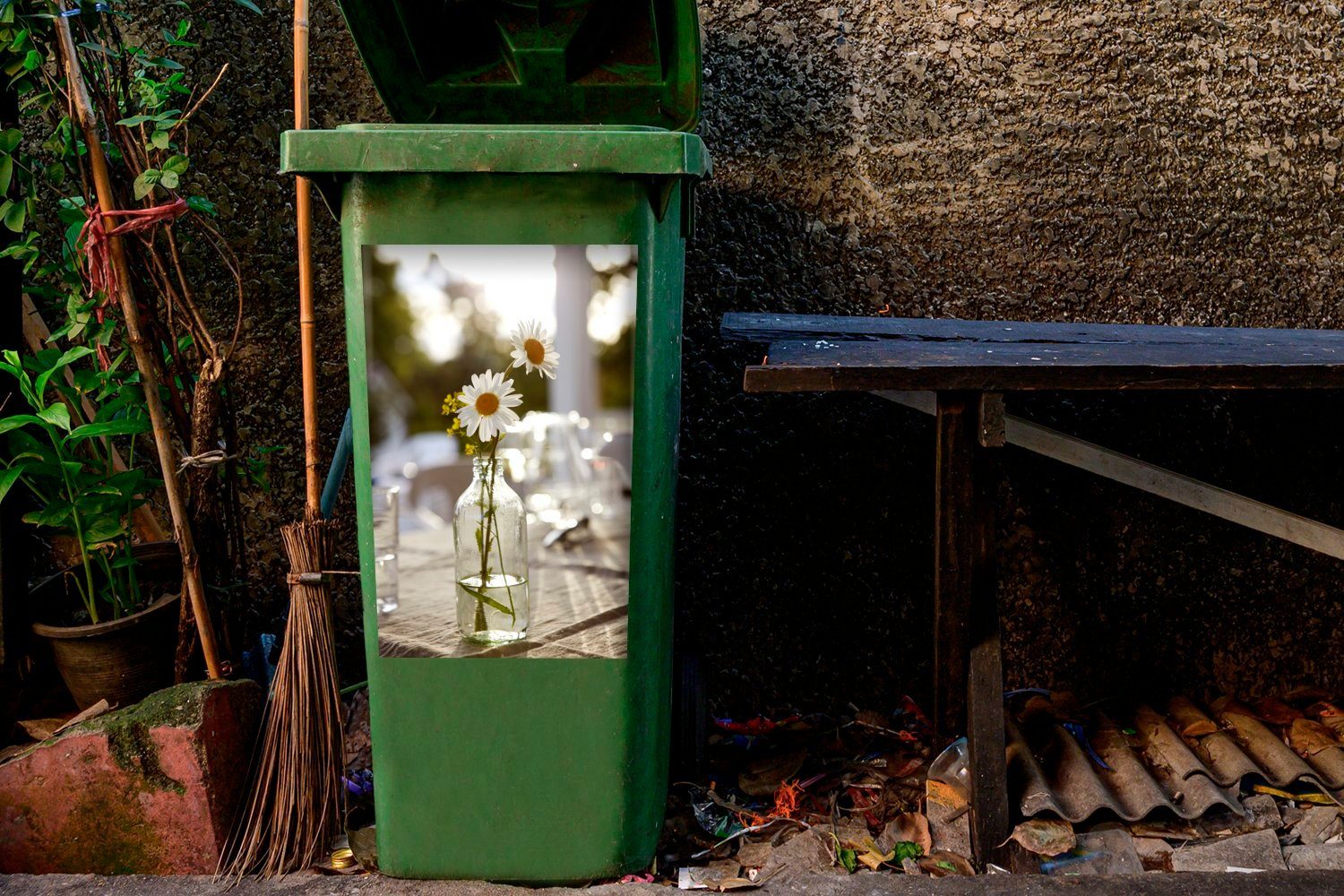 in Sticker, Glasvase Container, Wandsticker St), Abfalbehälter Mülleimer-aufkleber, MuchoWow einer Mülltonne, (1 Gänseblümchen