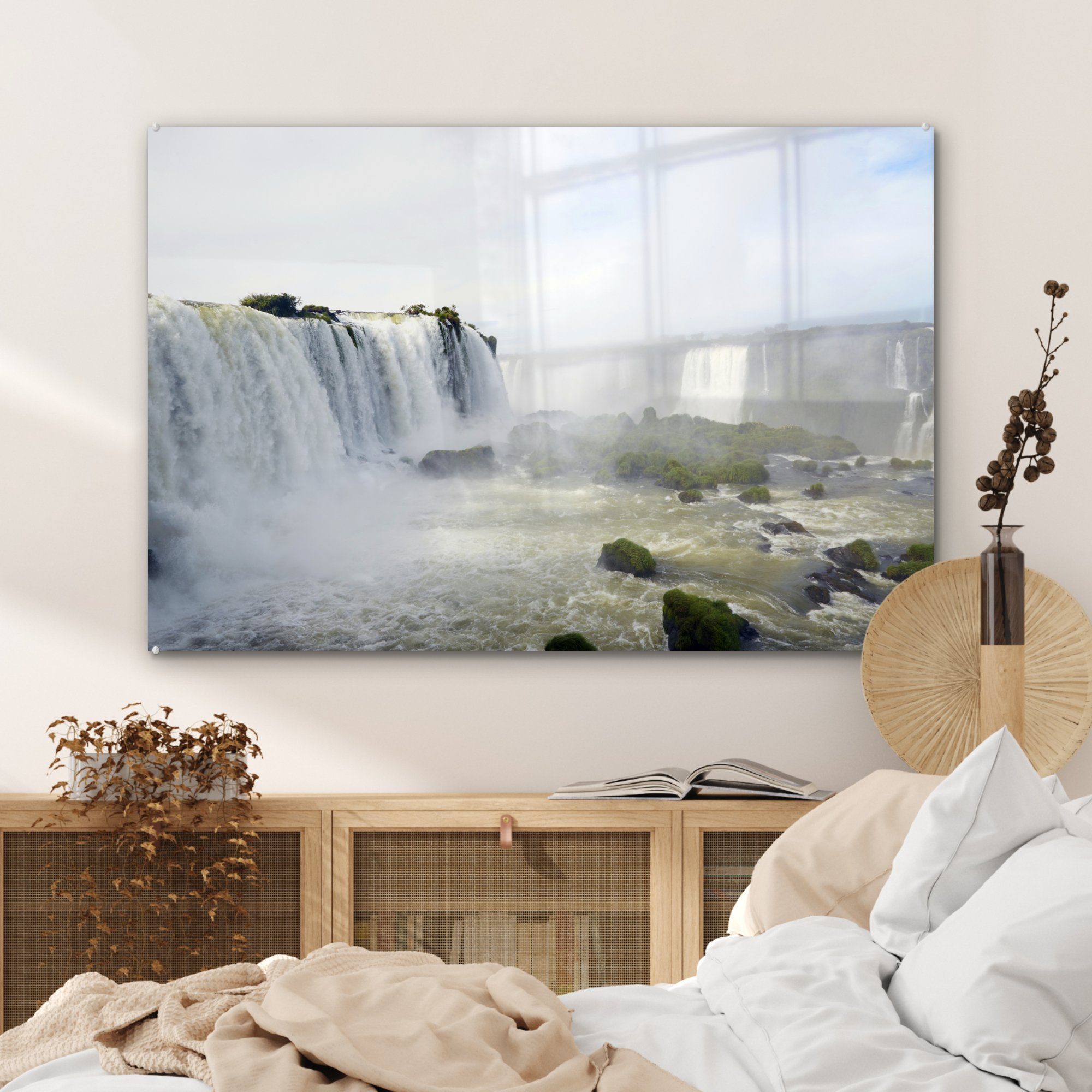 MuchoWow Acrylglasbild im, einer Die Wolkendecke Acrylglasbilder Schlafzimmer Wohnzimmer unter schönen (1 St), Iguazú-Wasserfälle &