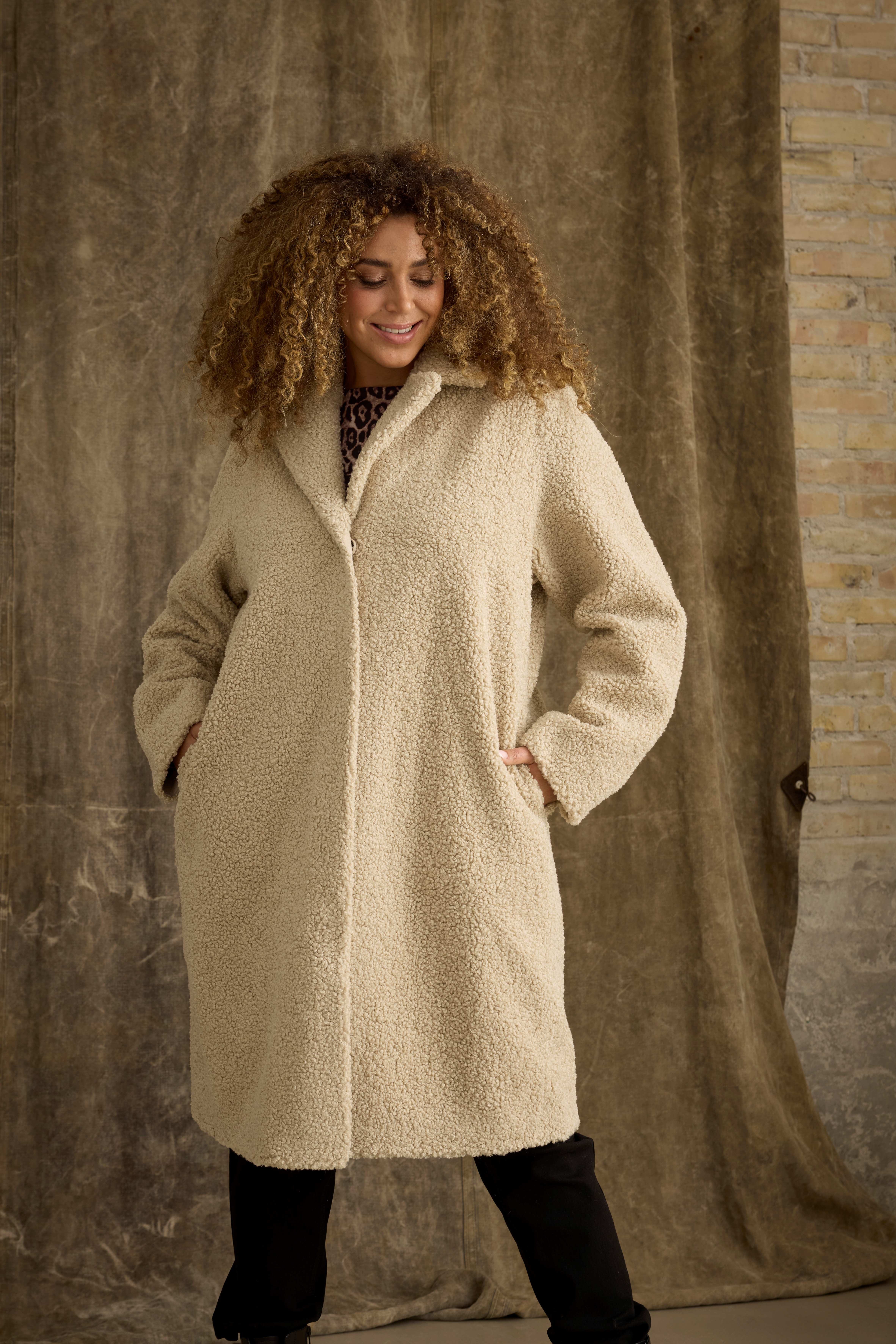 Zhenzi Fellimitatmantel Mantel Faye beige