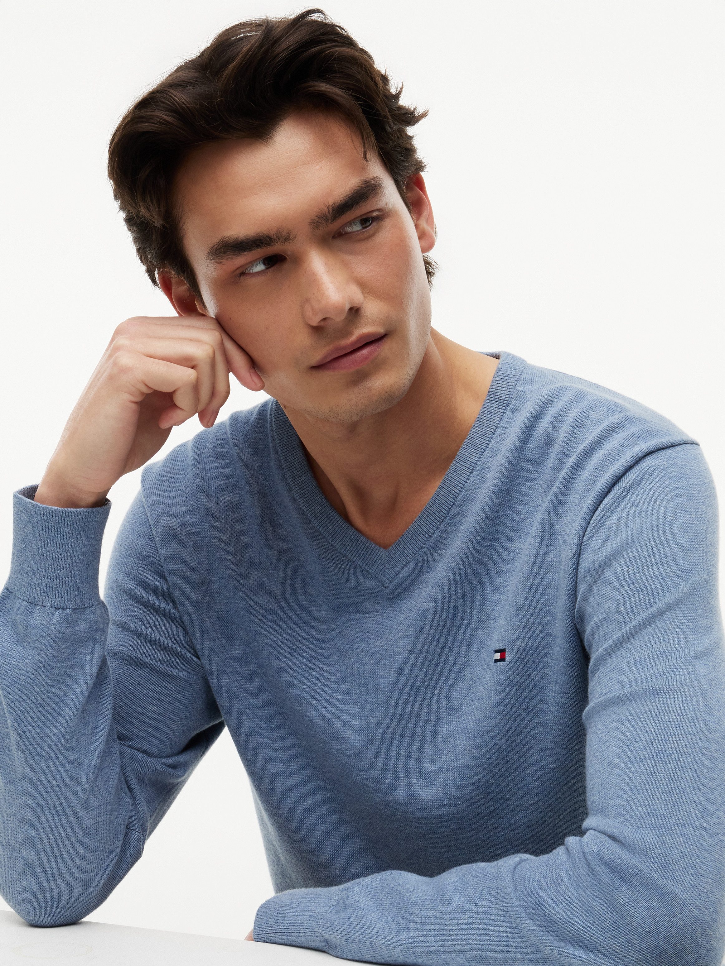 Tommy Hilfiger Strickpullover ESSENTIAL COTTON V NECK mit V-Ausschnitt und Stickerei unifarben, casual, regular fit, Baumwolle, V-Ausschnitt