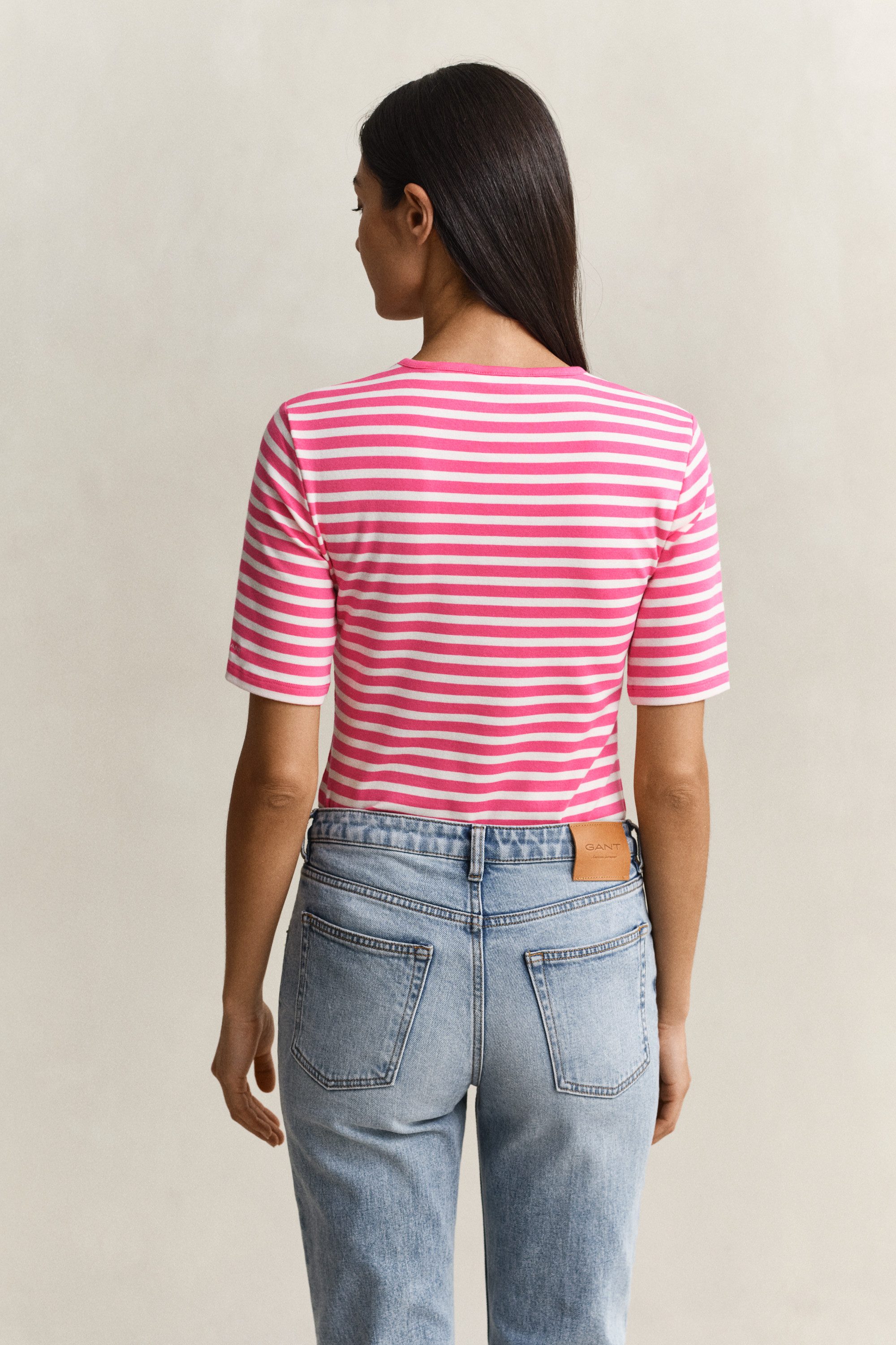 Gant T-Shirt SLIM STRIPED 1X1 RIBBED KA T-SHIRT mit dezentem Logoschriftzug am Ärmelabschluss