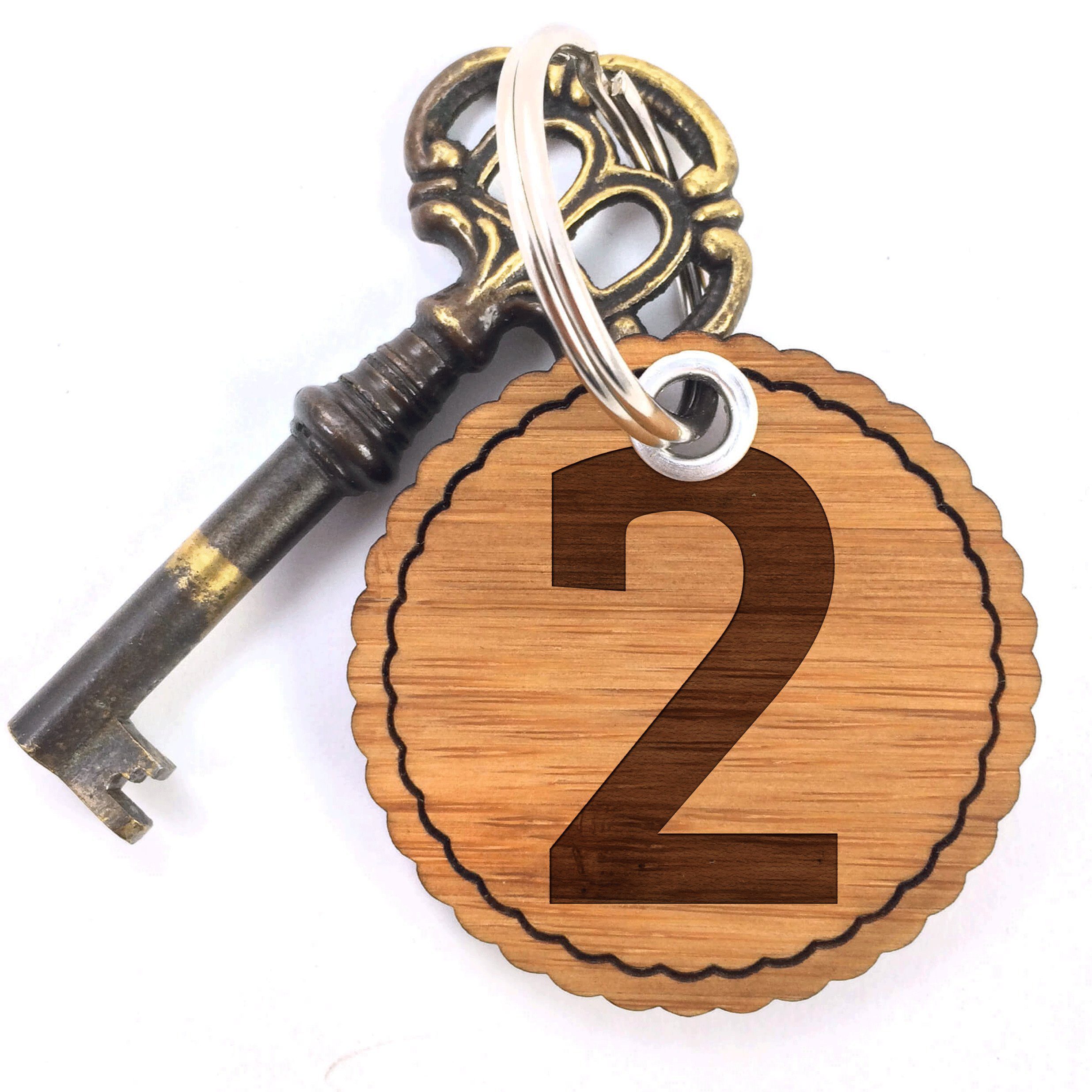 Mr. & Mrs. Panda Schlüsselanhänger Zwei - Geschenk, Zahl 2, Schlüsselband, Zimmer, Zeichen, Hotel, Glücksbringer, Taschenanhänger, Anhänger, Schlüsselanhänger, Buchstaben (1-tlg) | Schlüsselanhänger