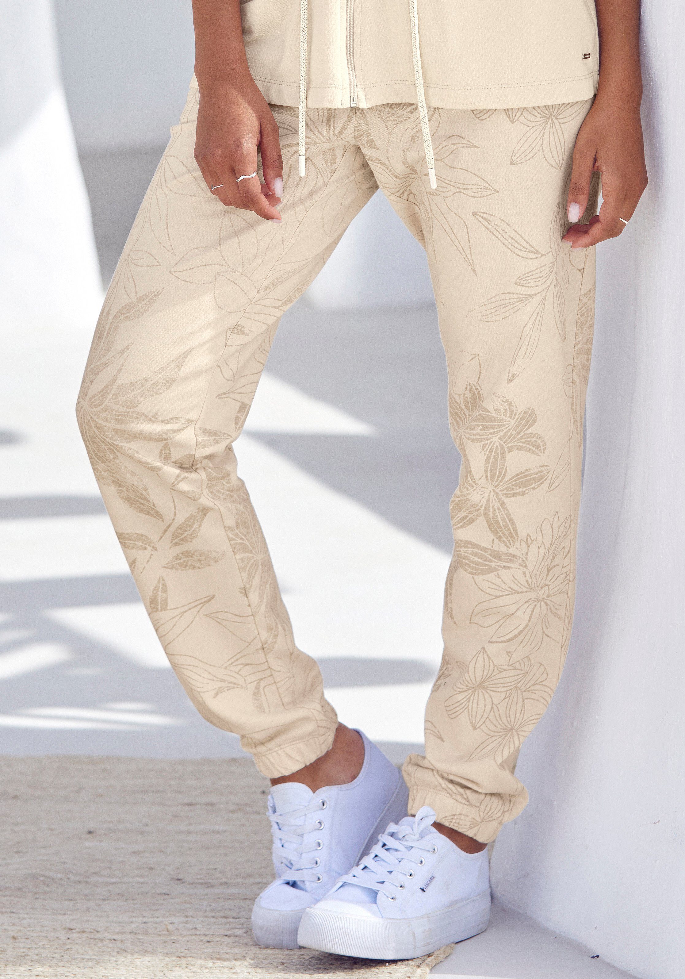 LASCANA Loungehose floralem beige-allover-gemustert mit Loungeanzug Alloverdruck