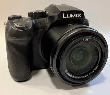 Panasonic Lumix DMC-FZ330 schwarz Set inklusive Ersatzakku und 32 GB S Kompaktkamera