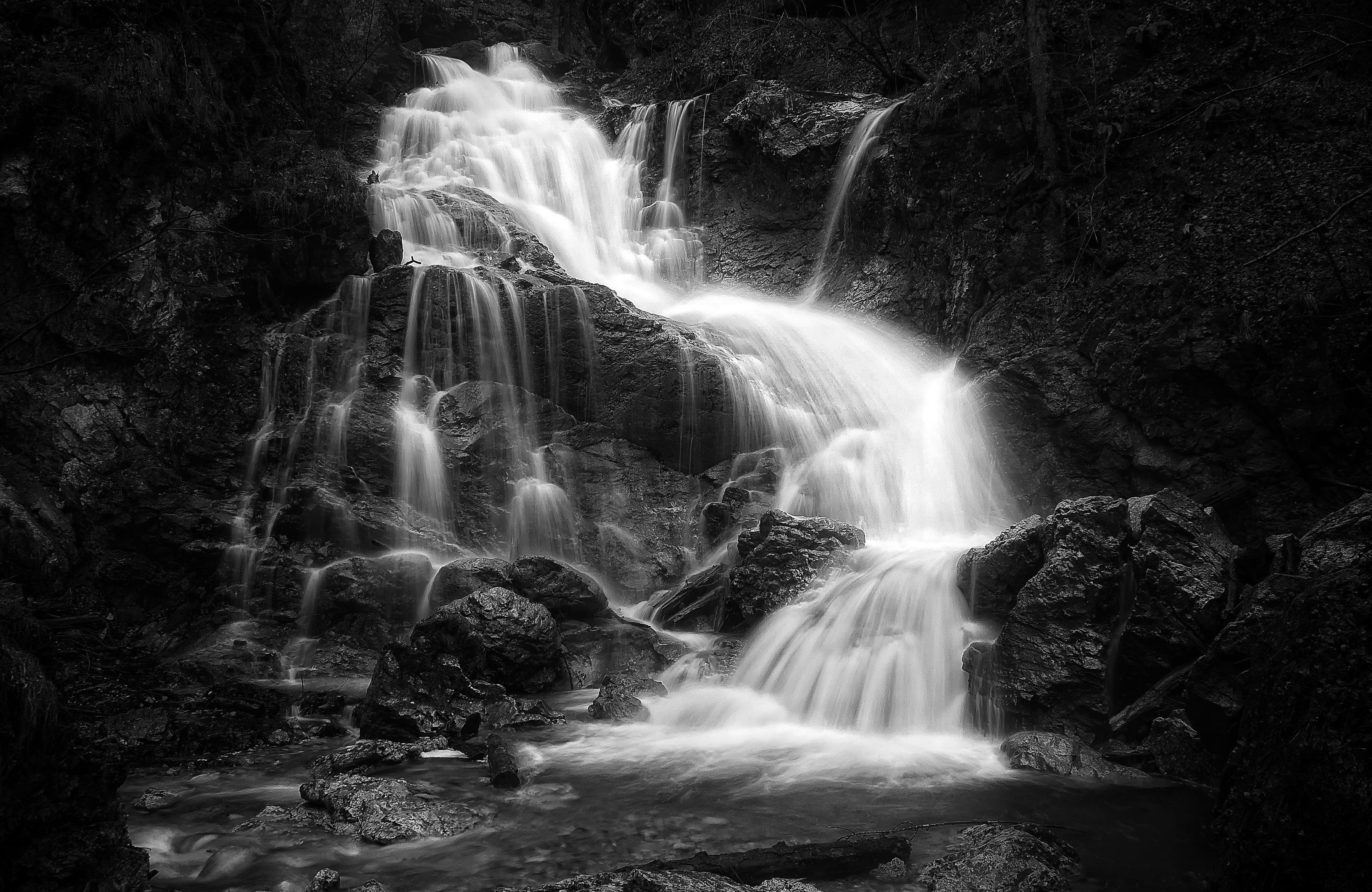 Papermoon Fototapete VLIES-Tapete Premium Natur Wasserfall Schwarz Weiß Stein Felsen, Kleister KOSTENLOS, reduziert, 3D-Effekt, restlos trocken abziehbar, (komplett Set inkl. Tapetenkleister, 8183), Wandtapete Bild Dekoration Wand-Dekor Motiv Tapete Poster