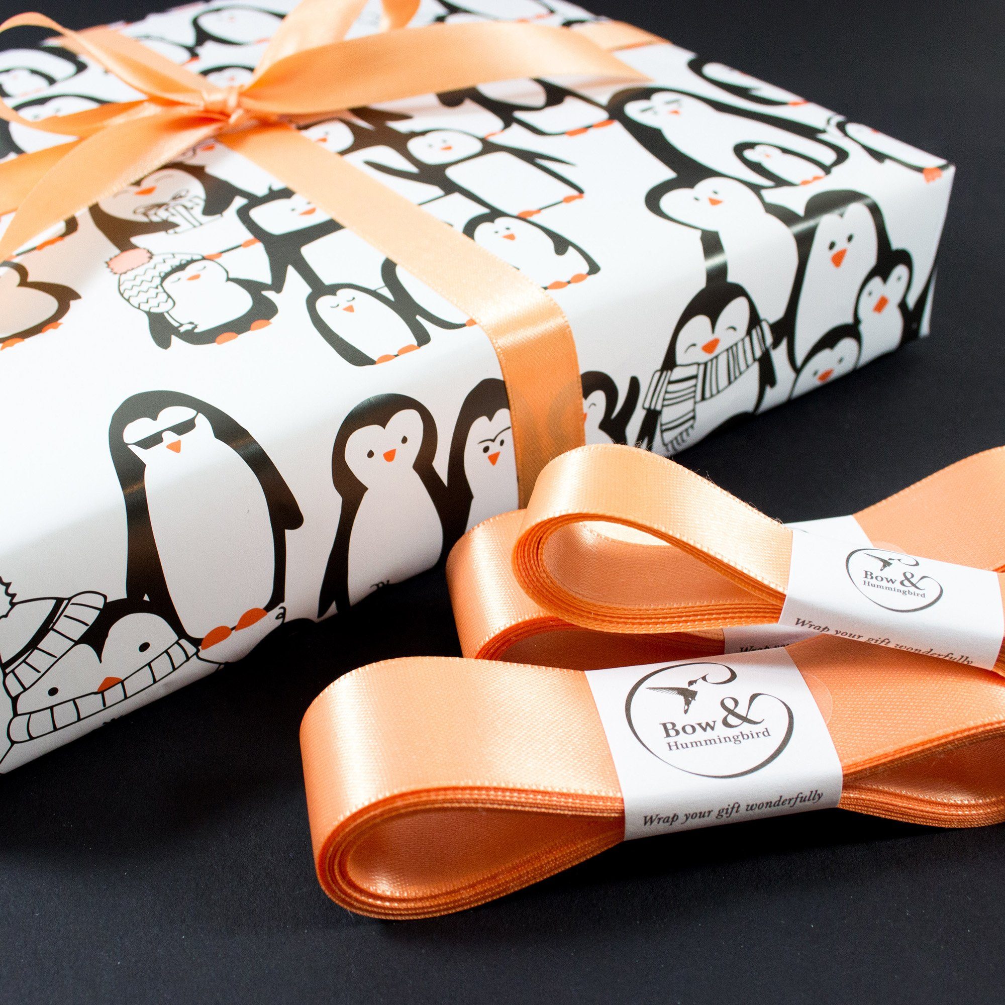 Bow & Hummingbird Geschenkpapier Geschenkpapier Pinguinparade, 100% Recyclingpapier