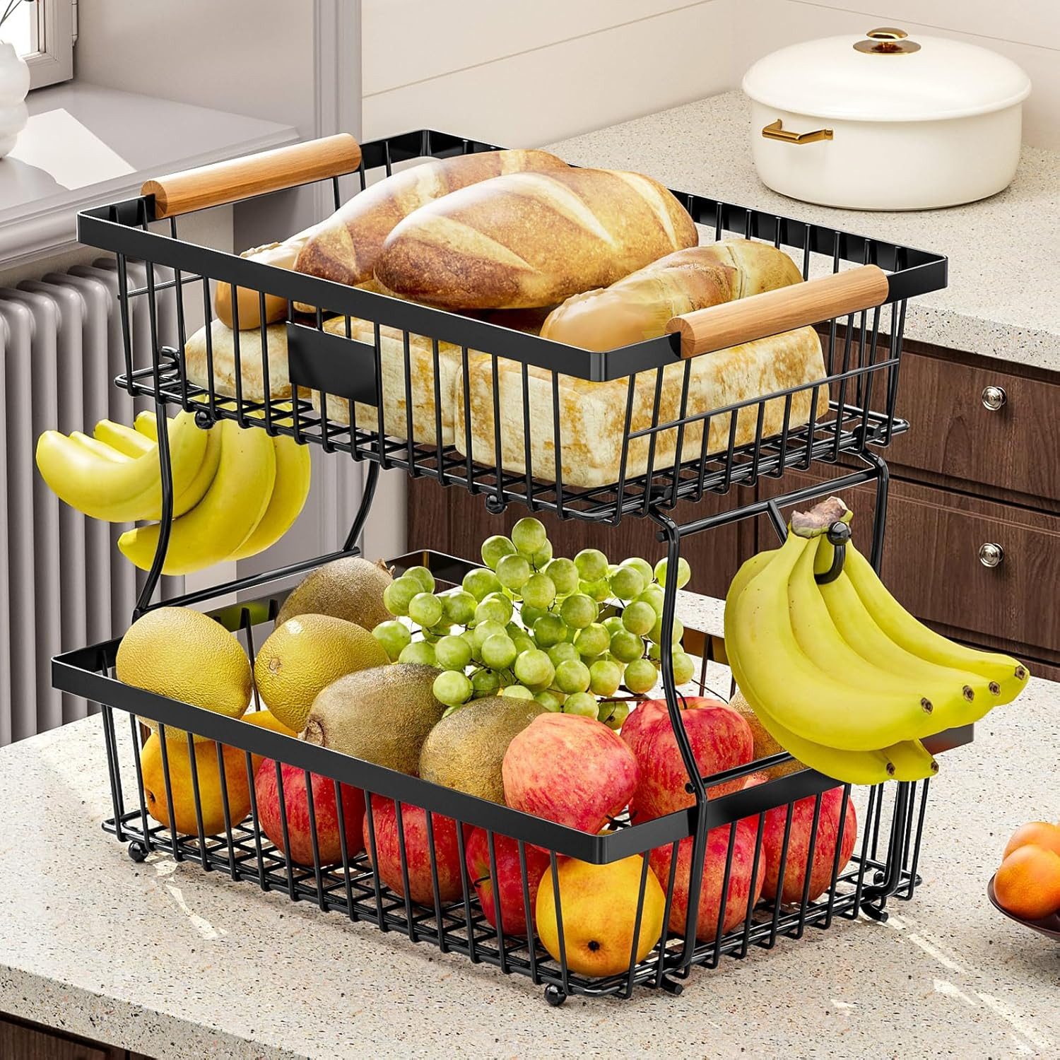 Refined Living Obstschale 2 Etagen, Arbeitsplattenregal für die Küche, Gemüseregal,mit Holzgriff, Rostfreies, Kohlenstoffstahl, (Fruchtkorb mit 2 Bananenaufhängern, Küchenaufbewahrung,Frühstücksständer, BPA-freier Beschichtung, Abnehmbare Körbe,2-Etagen-Design,rutschfeste Basis,Multifunktionales Aufbewahrungssystem,für Küche, Badezimmer, Zuhause, 1-tlg), extra große Kapazität für Brot, Snacks, Obst, Gemüse, Kosmetika usw.