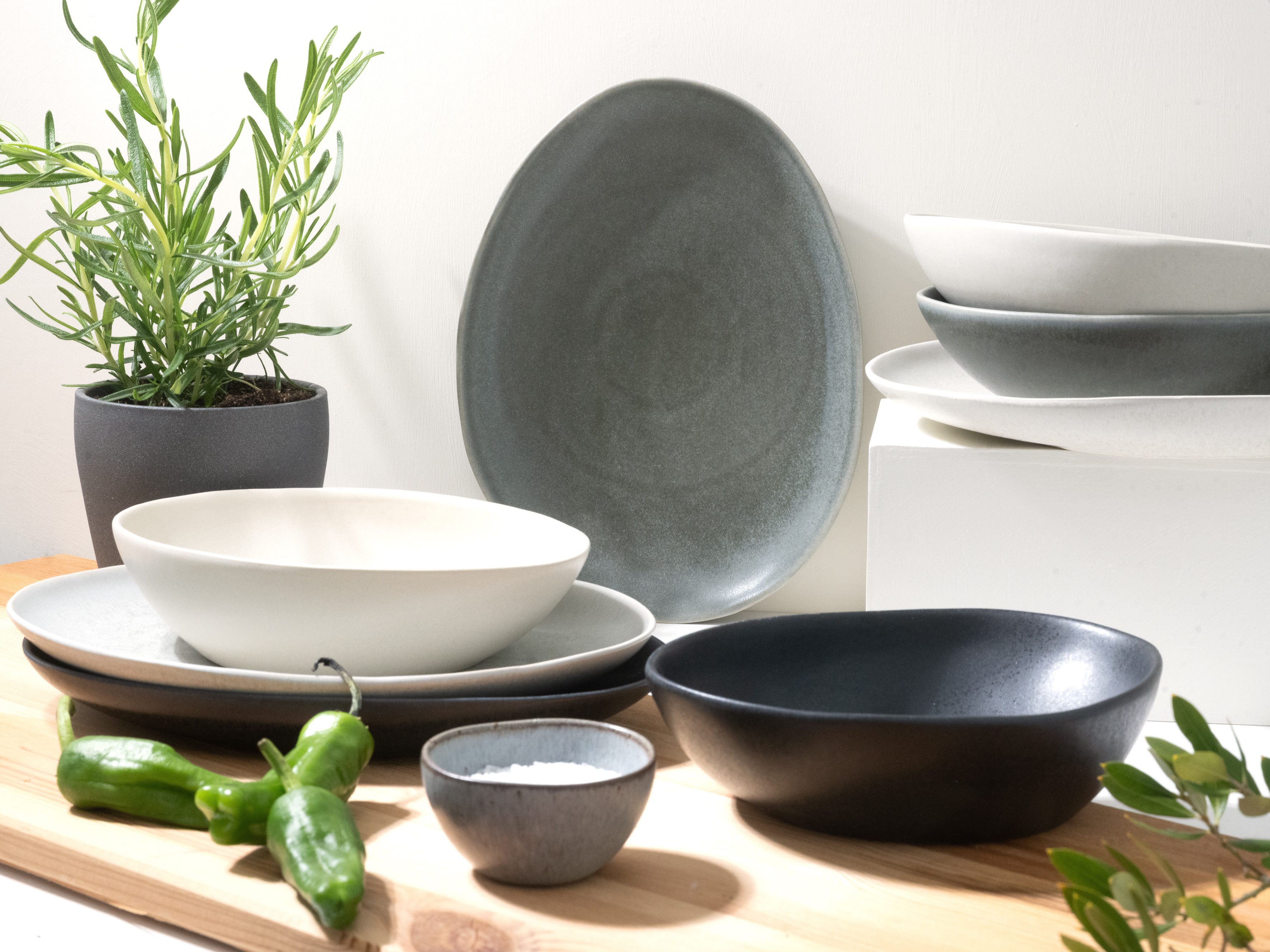 CreaTable Tafelservice Pietra, Service 8-tlg. (8-tlg), 4 Personen, Steinzeug, Teller Set, Eleganz, Organische Grundform, Seidenmatte Oberfläche