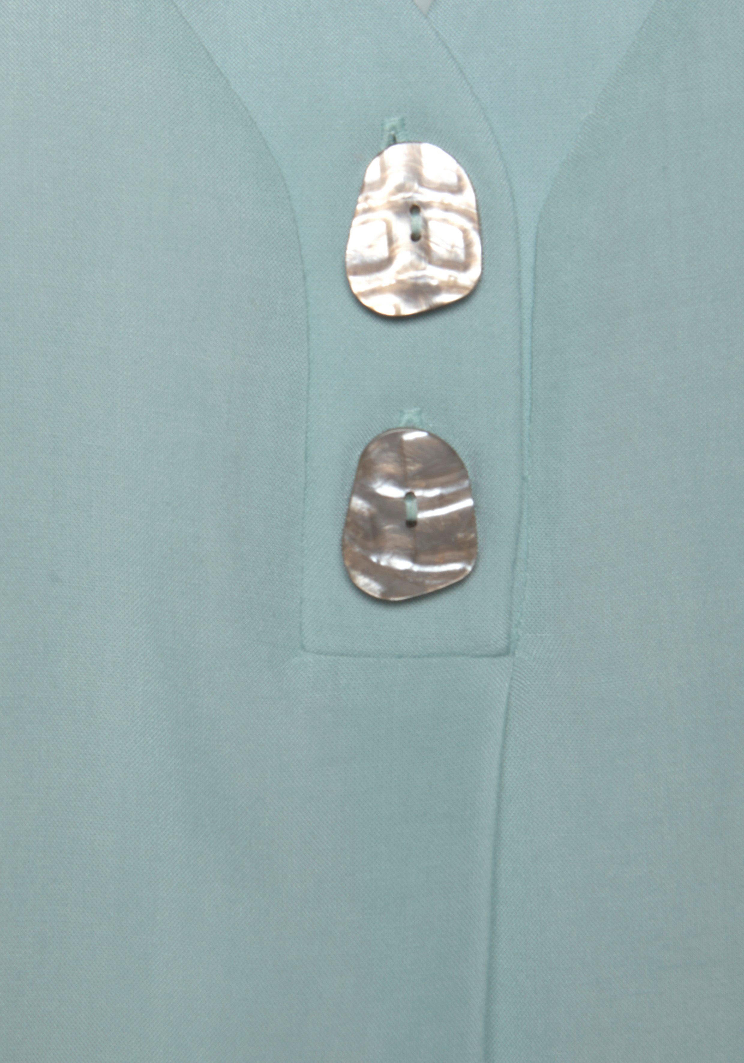 LASCANA Schlupfbluse mit tiefem V-Ausschnitt und modischen Knöpfen luftige Kurzarmbluse, lässiges Blusenshirt, Basic – Bild 5 von 5