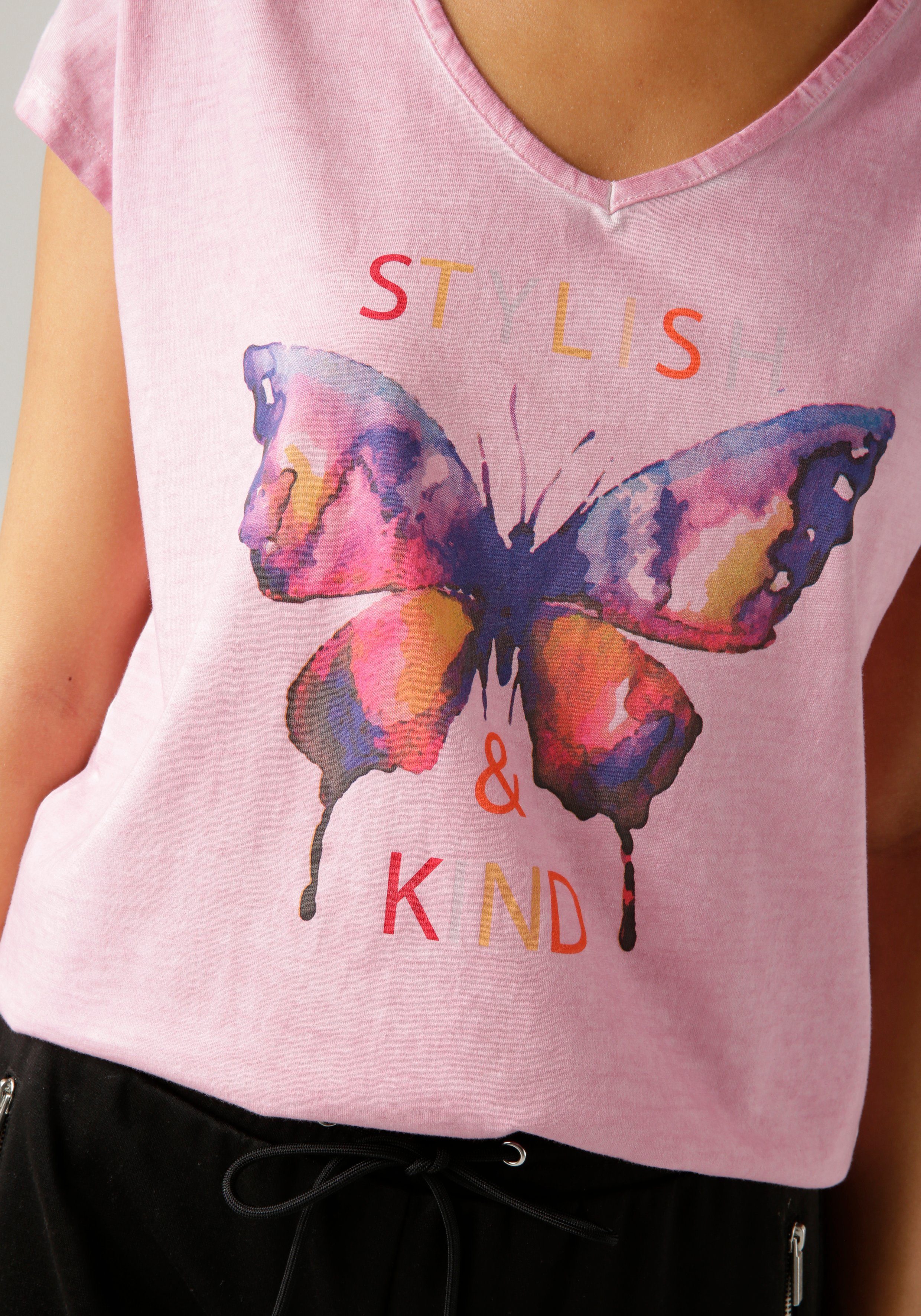 CASUAL Schriftzug T-Shirt mit Schmetterling und batikfarbigem malve-dunkelblau-orange-pink-rosa-gelb-oliv-lila-rot-wollweiß Aniston