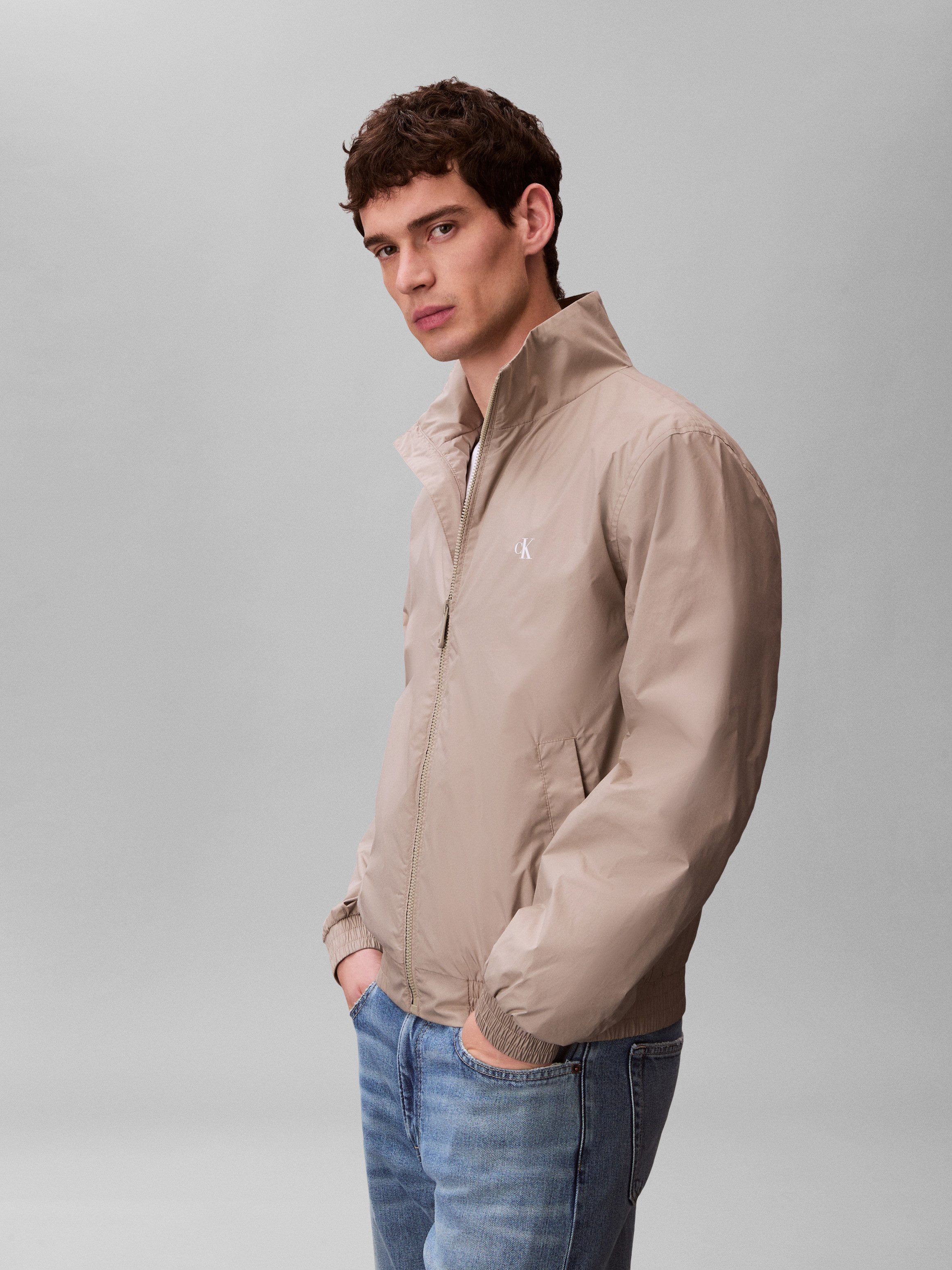 Calvin Klein Jeans Windbreaker UNFILLED NYLON Regular fit mit Stehkragen – Bild 4 von 5