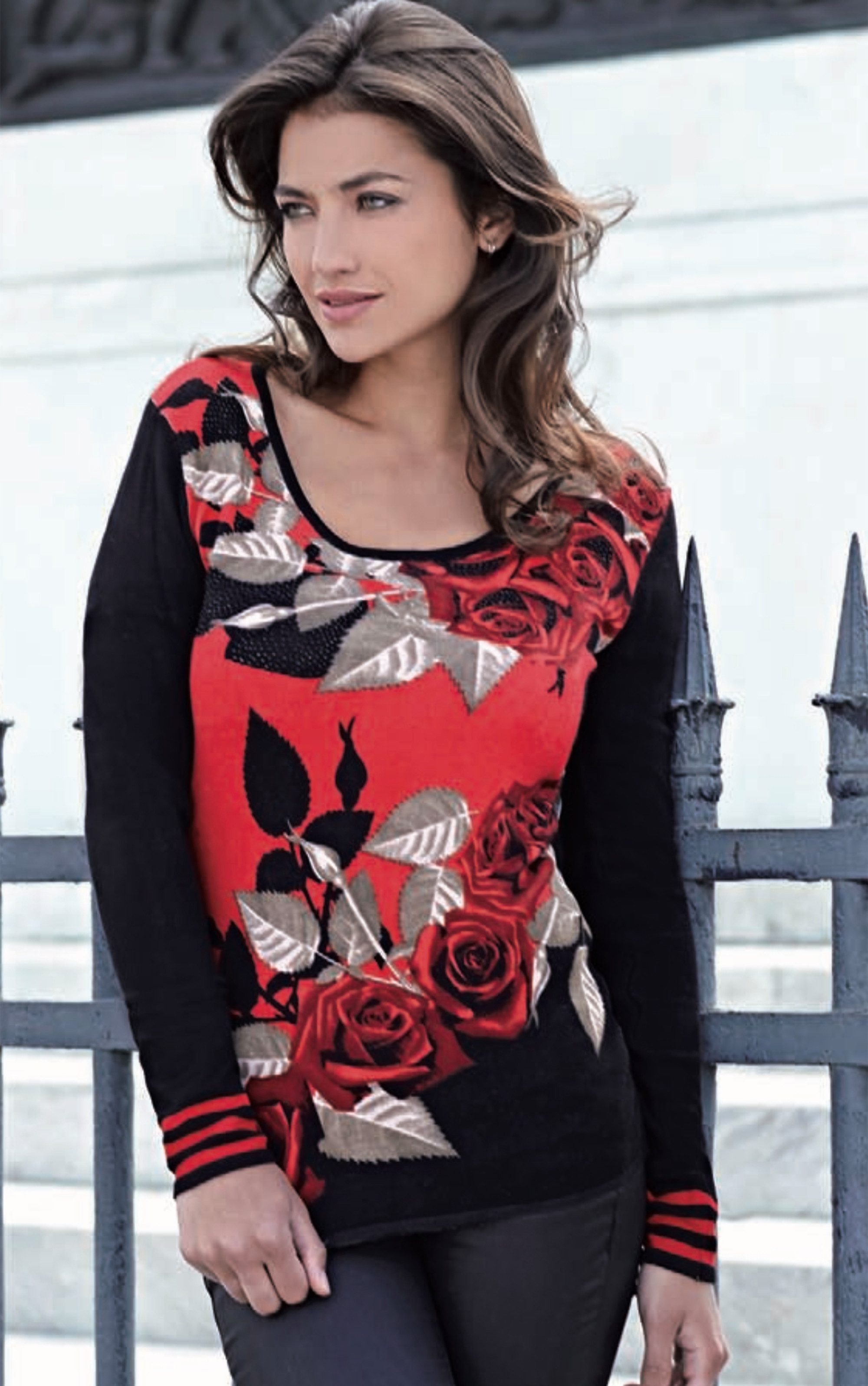 Passioni Strickpullover mit Rosenmuster vorne, schwarzen Ärmeln und Streifendetails in Rot