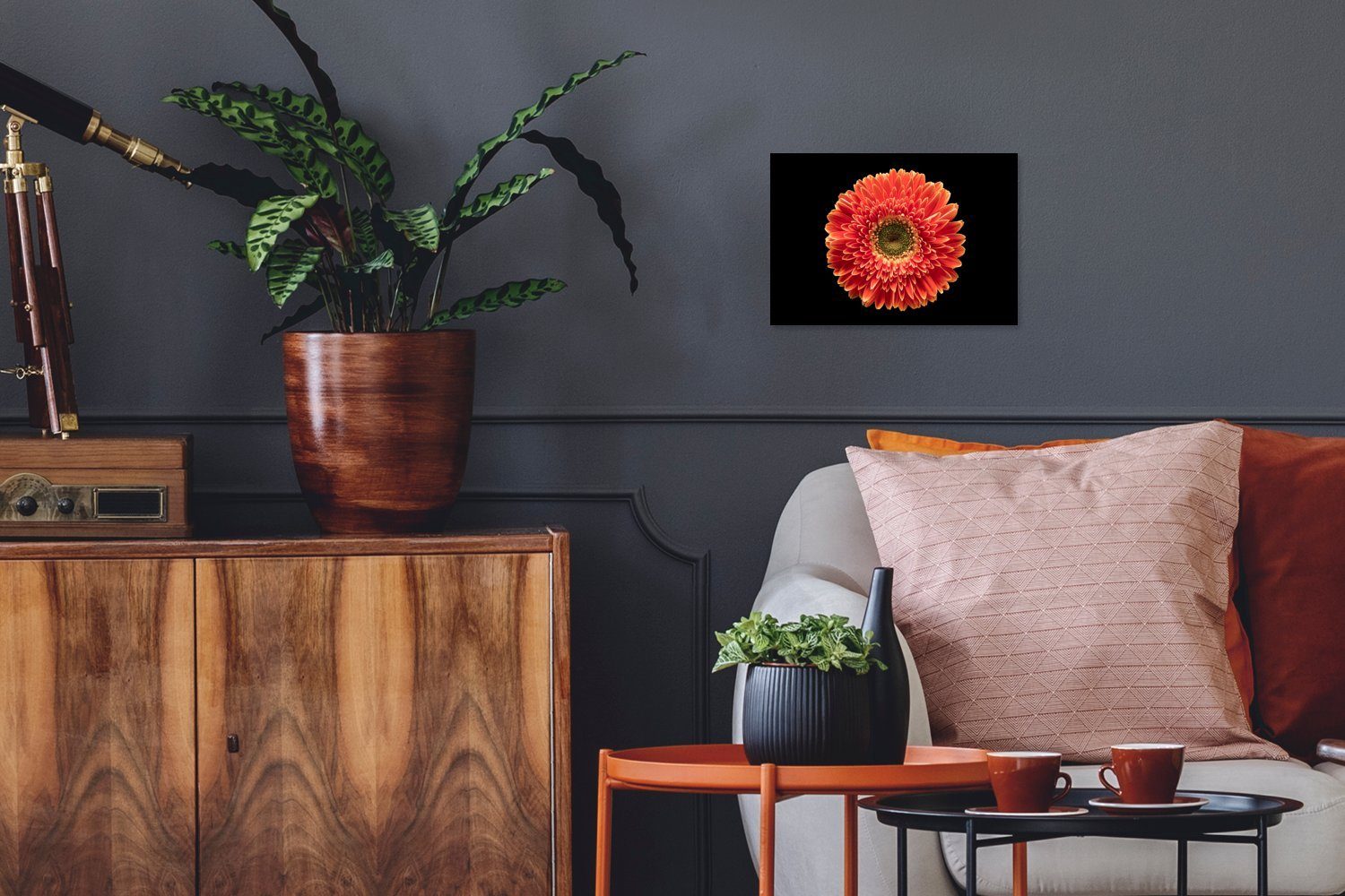 MuchoWow Poster Eine orangefarbene Gerbera-Blüte vor schwarzem Hintergrund, (1 St), Gerahmtes Poster, Wanddeko, Bilder, Wandposter, Schwarzem Bilderrahmen