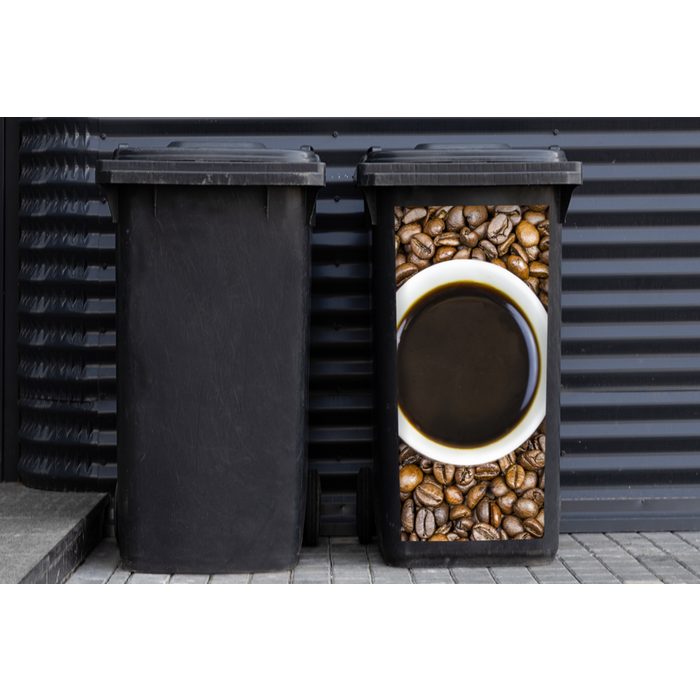 MuchoWow Wandsticker Eine Tasse Kaffee ist von einem Haufen Kaffeebohnen umgeben (1 St) Mülleimer-aufkleber Mülltonne Sticker Container Abfalbehälter
