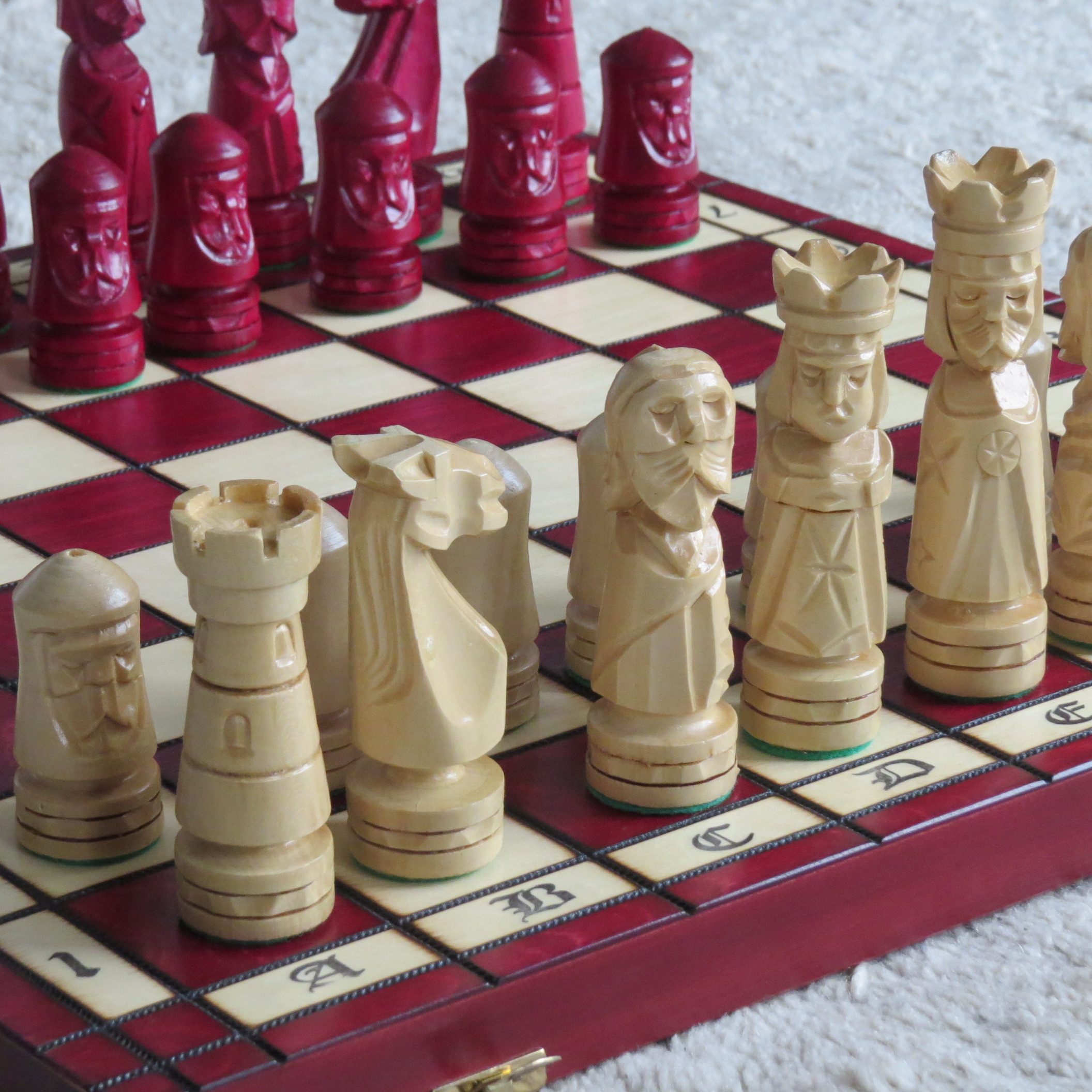 Holzprodukte Spielesammlung Schach Geschnitzt 50 x 50 cm Schachspiel Holz Geschnitzt NEU rot