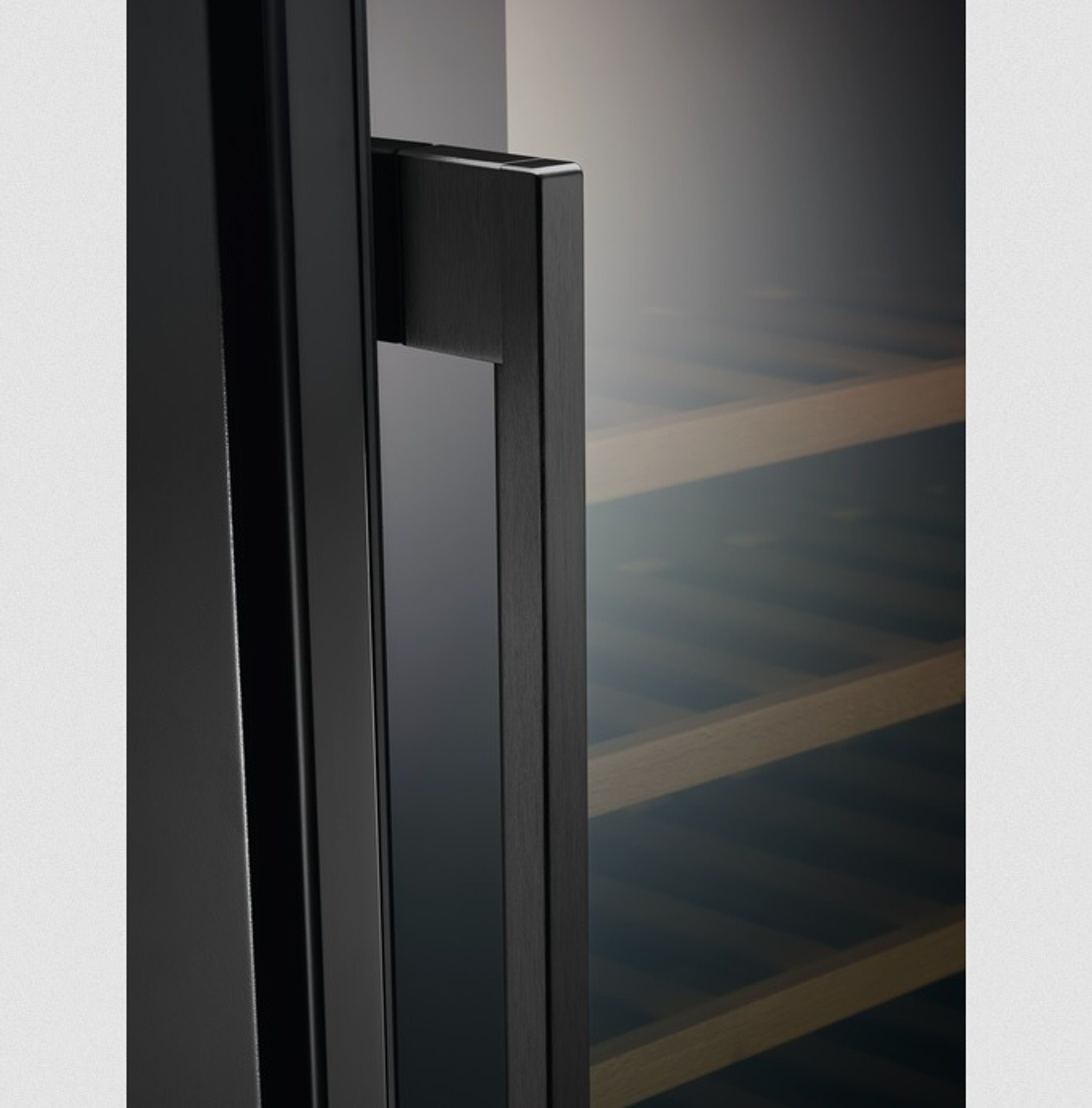 AEG Einbauweinkühlschrank AWUS052B5B, für Holzablagen,Obere 52 LED-Beleuchtung 0,75l,Single-Zone Standardflaschen á Pro,Ausziehbare