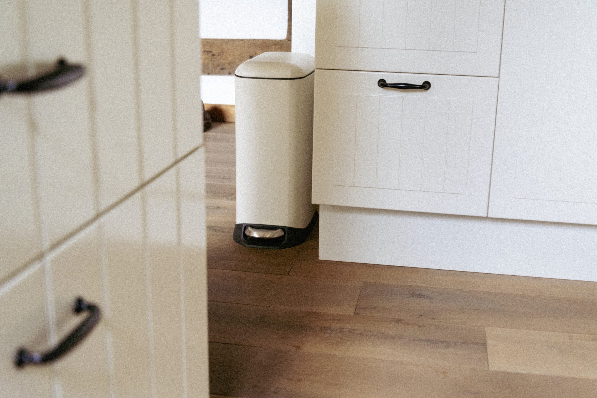 WENKO Mülleimer Modell Design, Abfalleimer mit Absenkautomatik und herausnehmbarem Einsatz