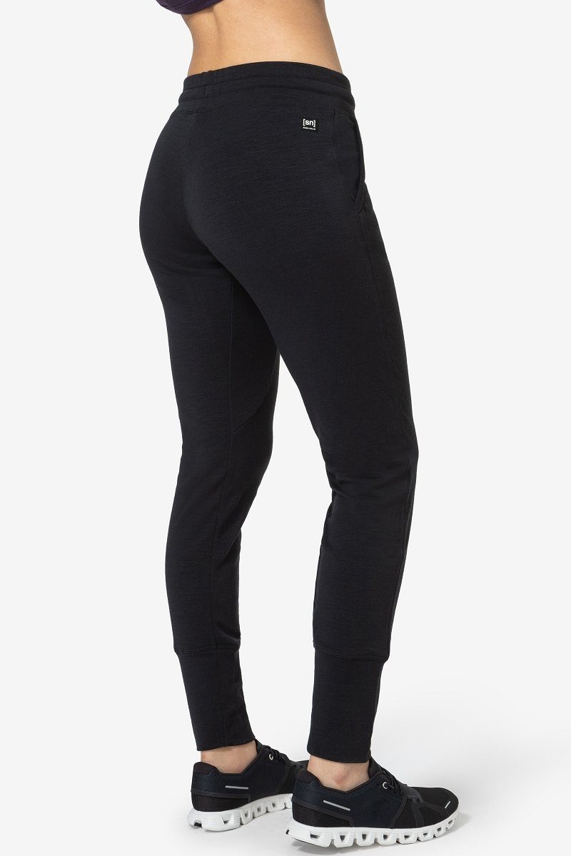 SUPER.NATURAL Jogginghose Merino Hose W EVERYDAY SWEATPANT funktioneller Merino-Materialmix Jet Black